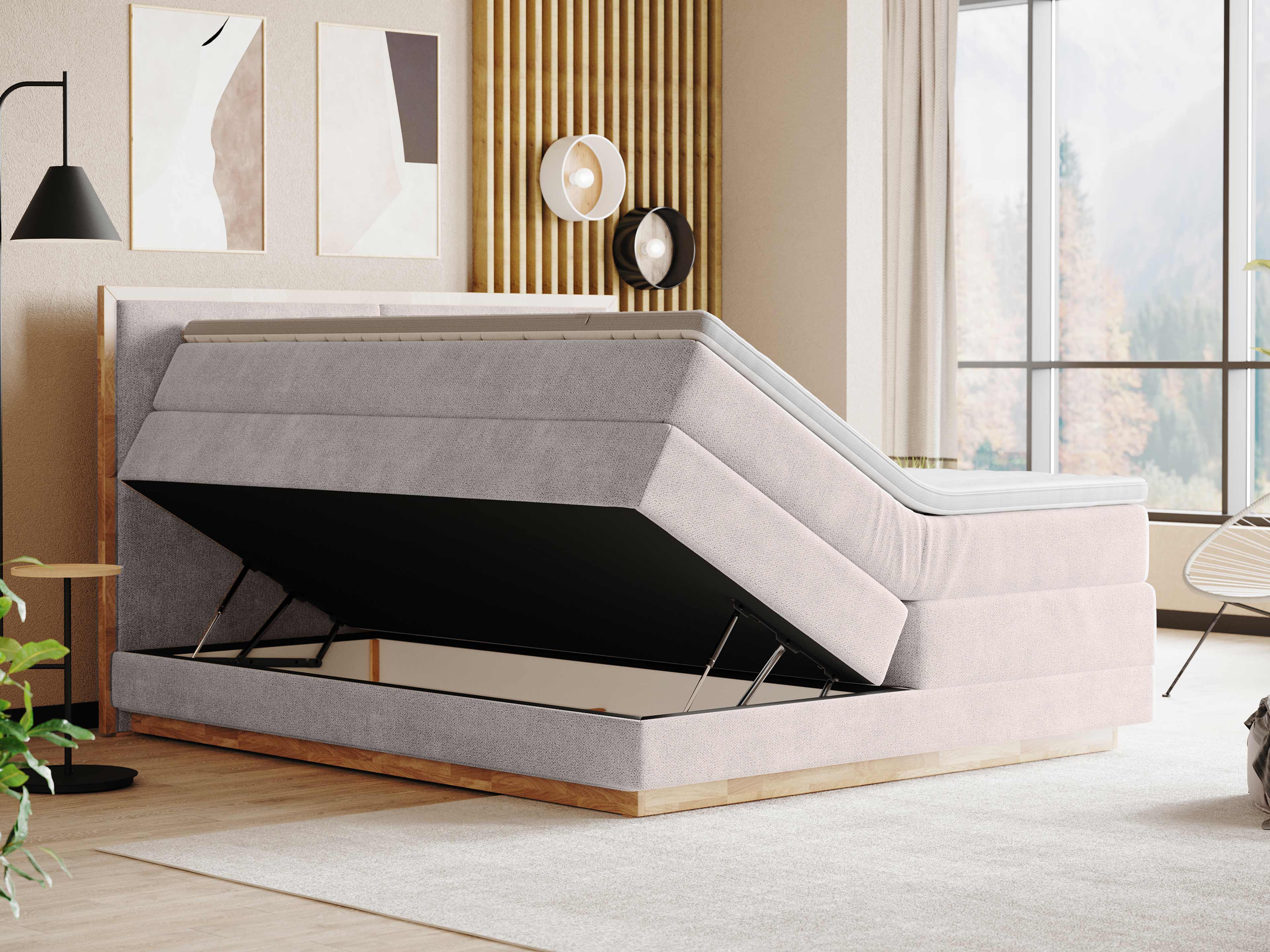 Boxspringbett Kabs mit hellgrauem Stoffbezug, gepolstertem Kopfteil und aufklappbarem Bettkasten