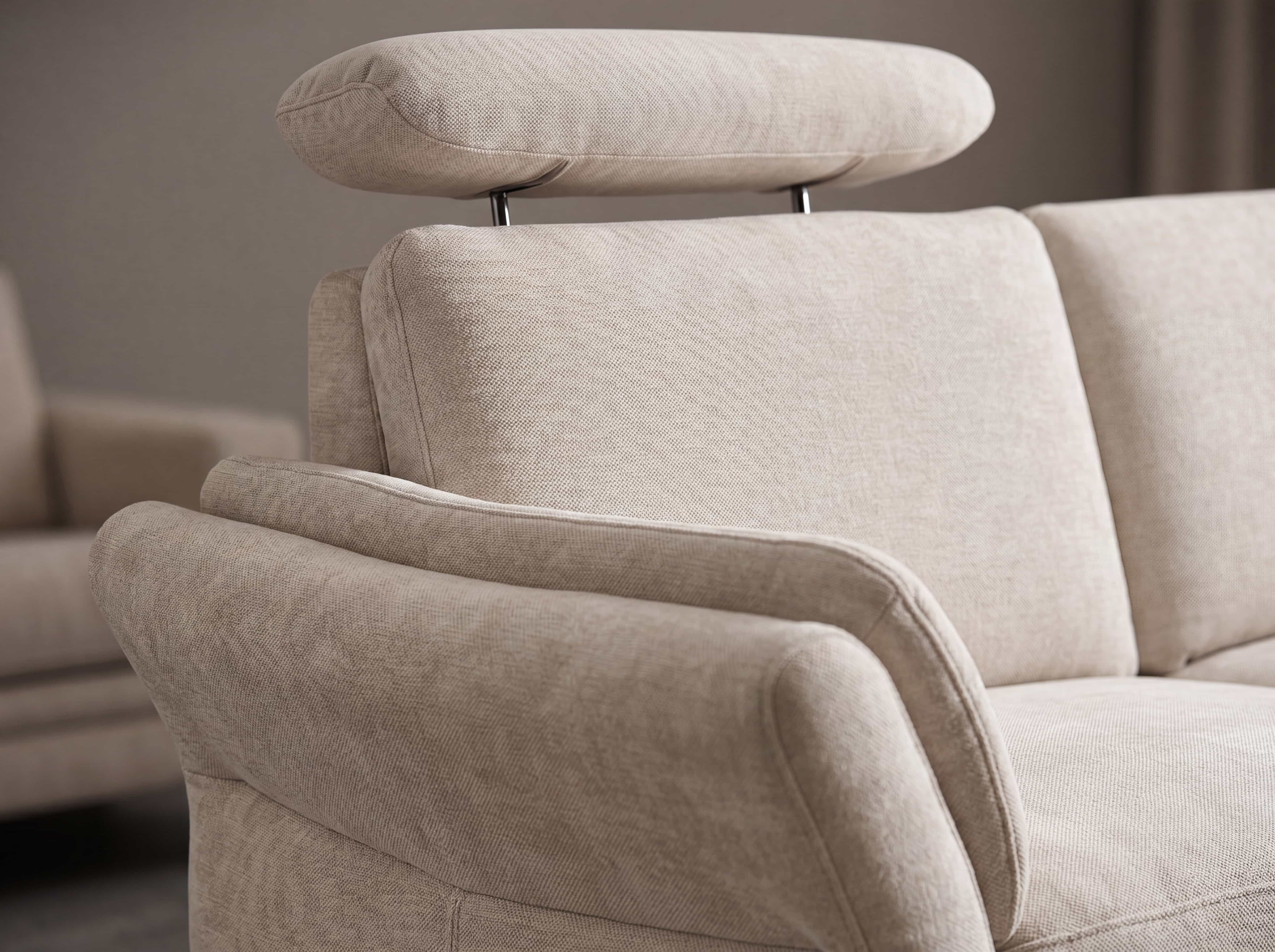 Beiges Sofa mit Stoffbezug, gepolsterter Rückenlehne, verstellbarer Kopfstütze und Armlehne