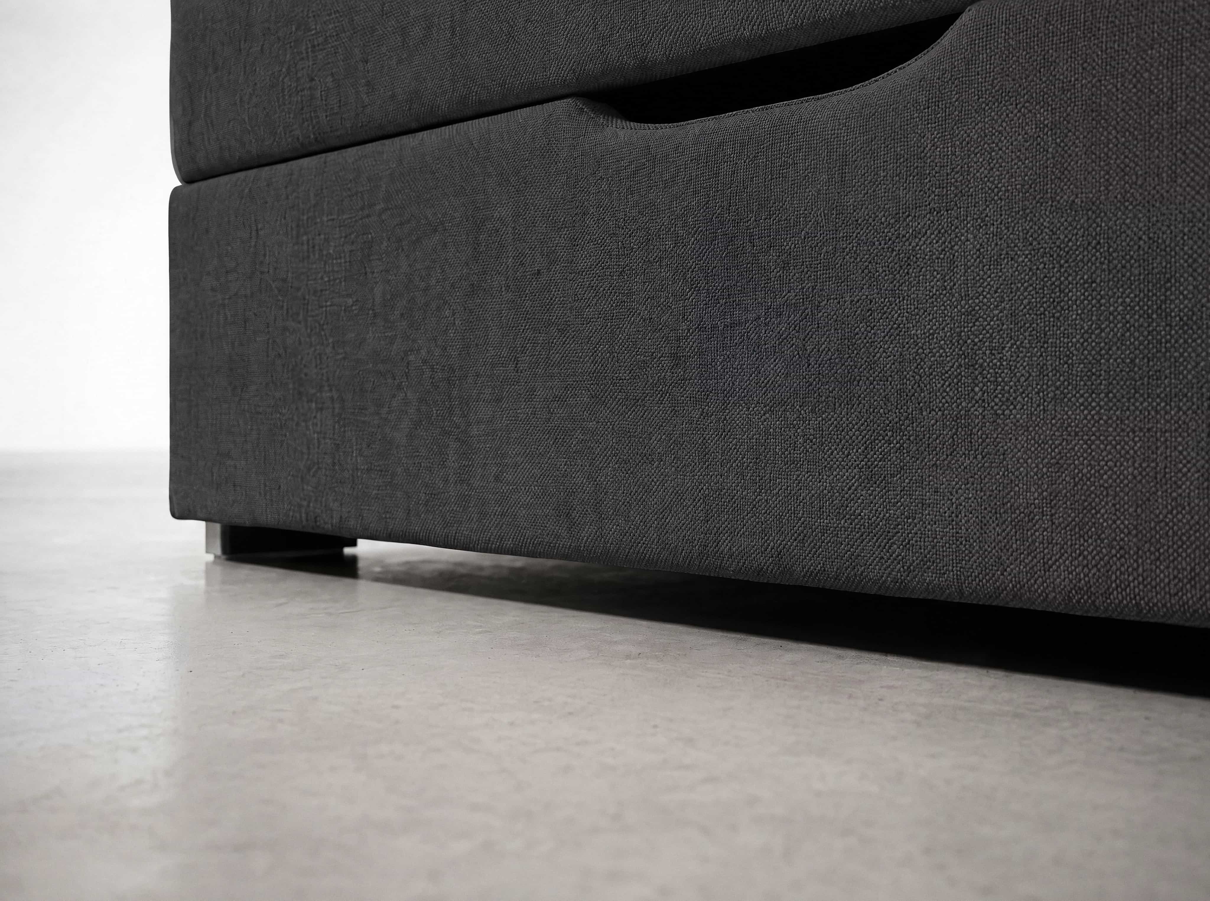 Boxspringbett Semeru – Detailansicht des dunklen Bezugs mit sichtbarem Metallsockel
