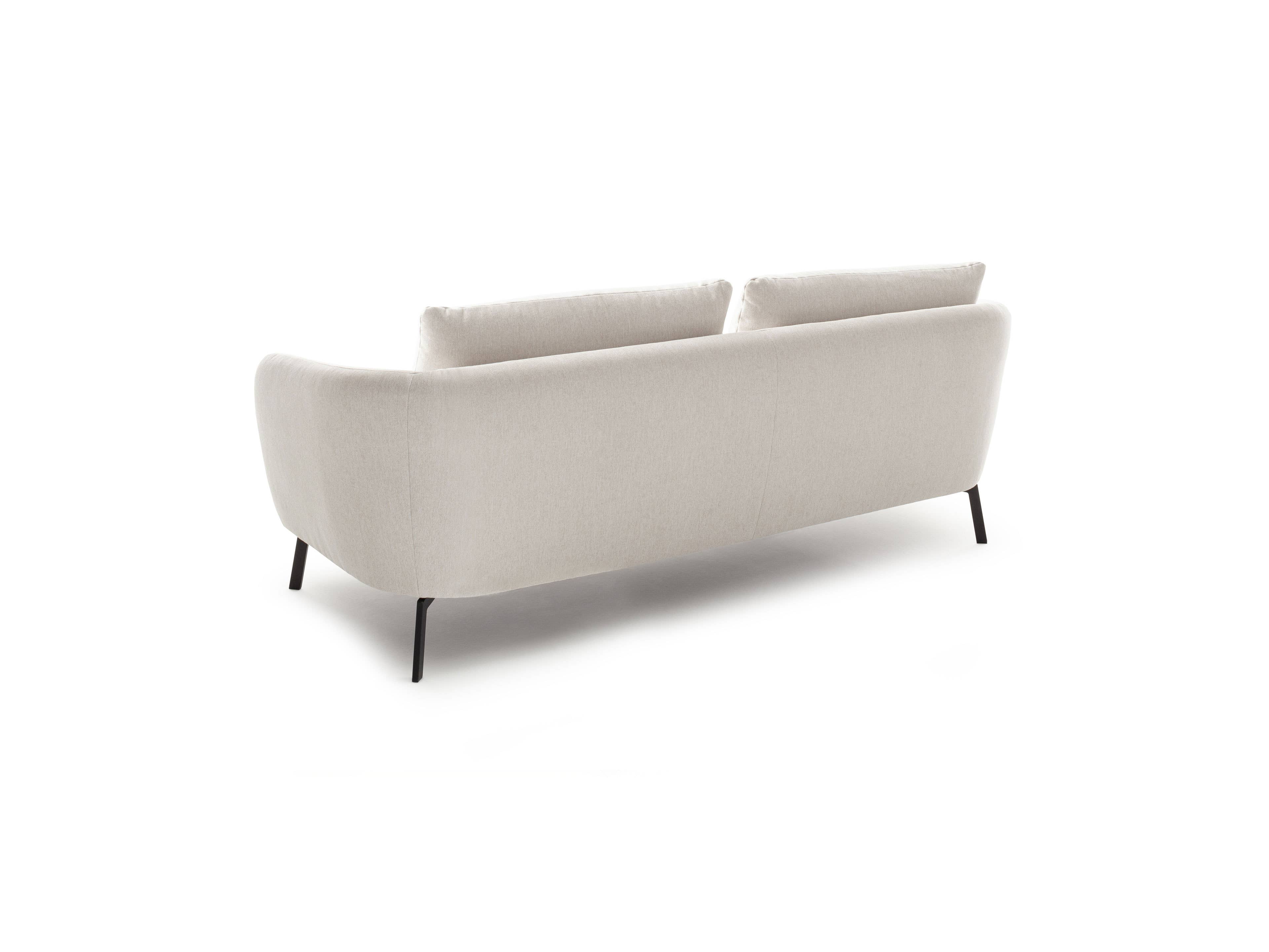 3-Sitzer Sofa Modellname mit hellem Stoffbezug, abgerundeter Rückenlehne und schlanken Metallfüßen