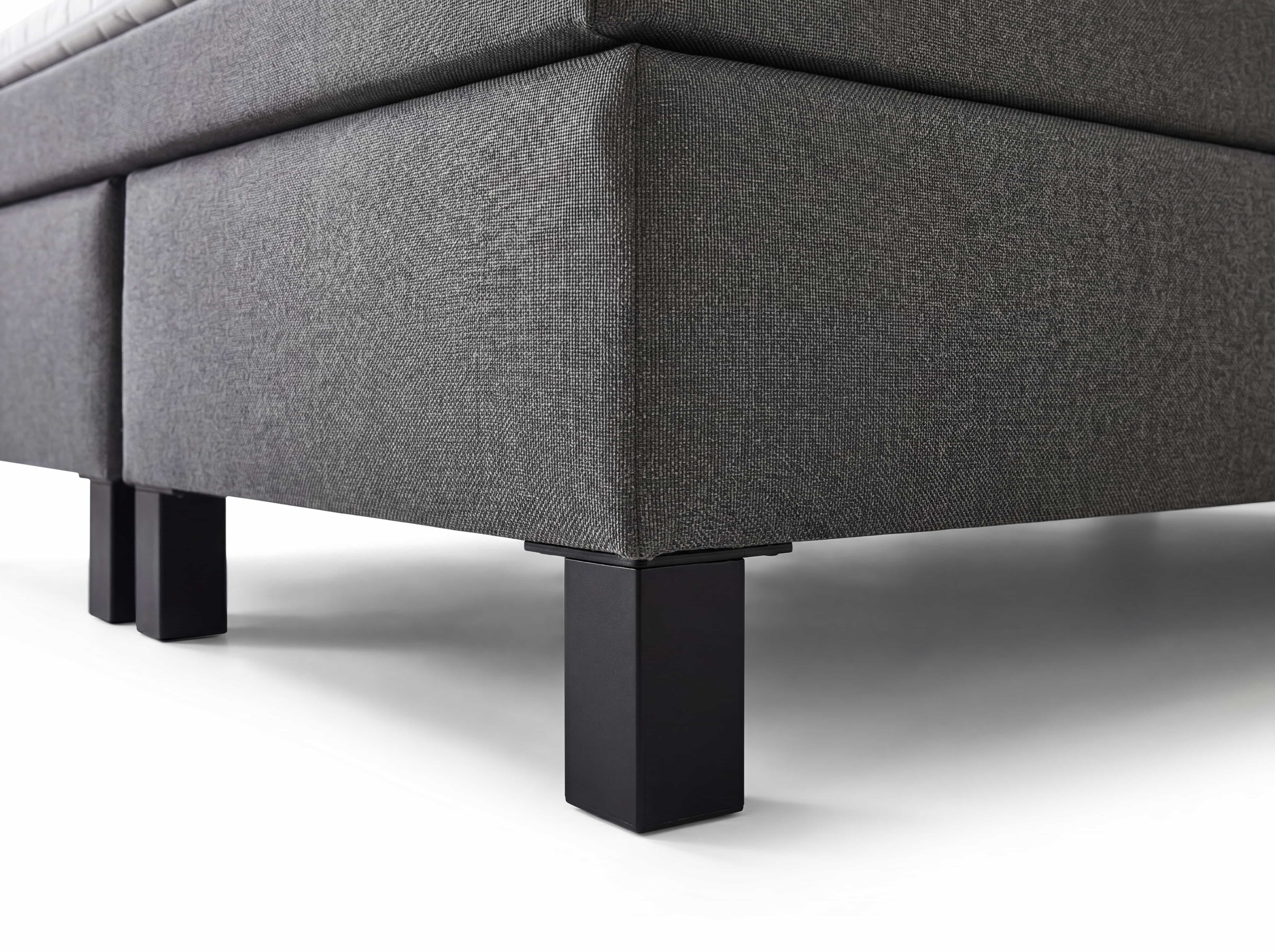 Boxspringbett Kabs Polsterwelt mit grauem Stoffbezug und eckigen, schwarzen Bettfüßen aus Metall