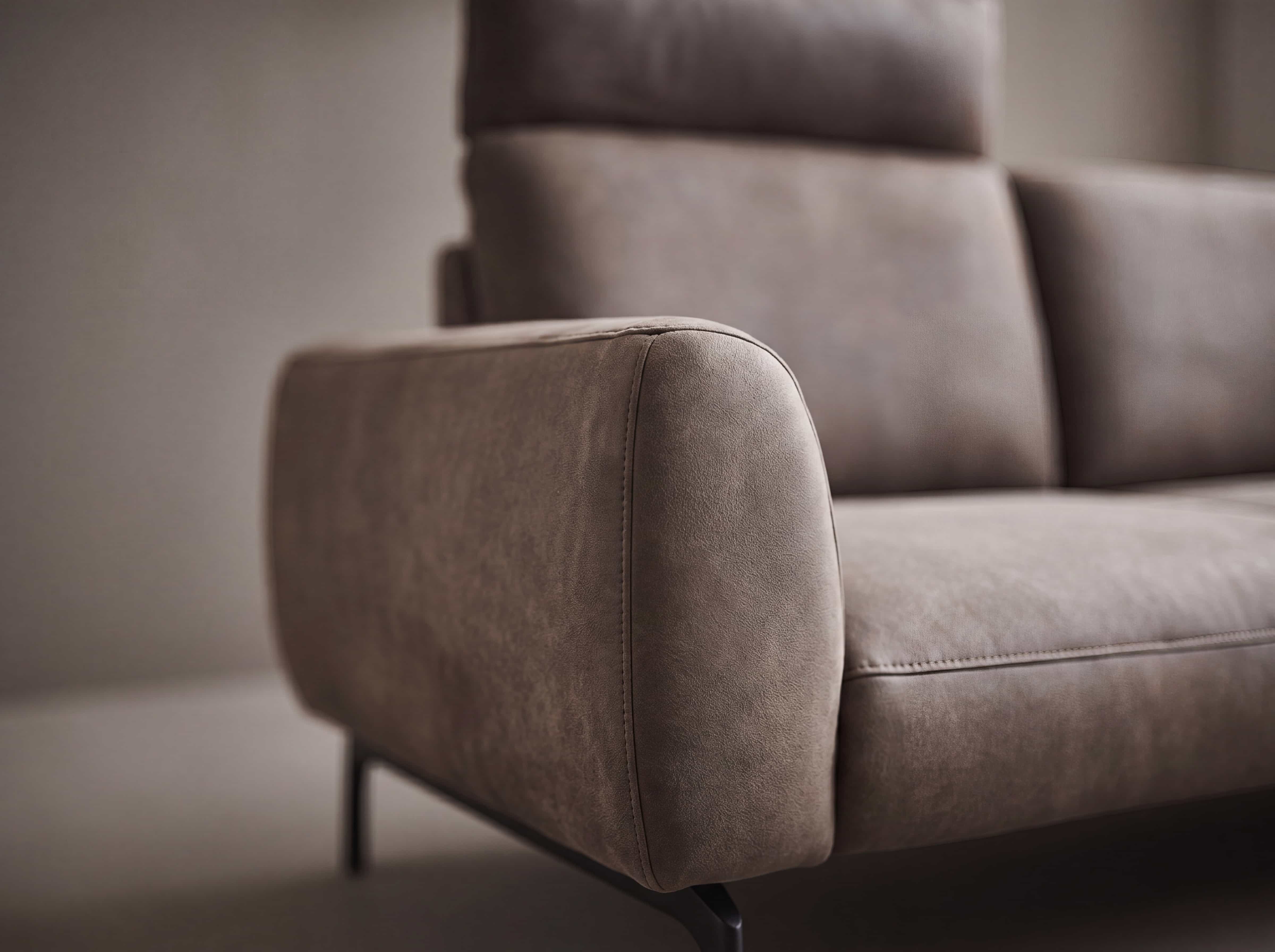 2-Sitzer Sofa mit Armlehne aus braunem Stoffbezug, gepolsterter Rückenlehne und Metallfüßen