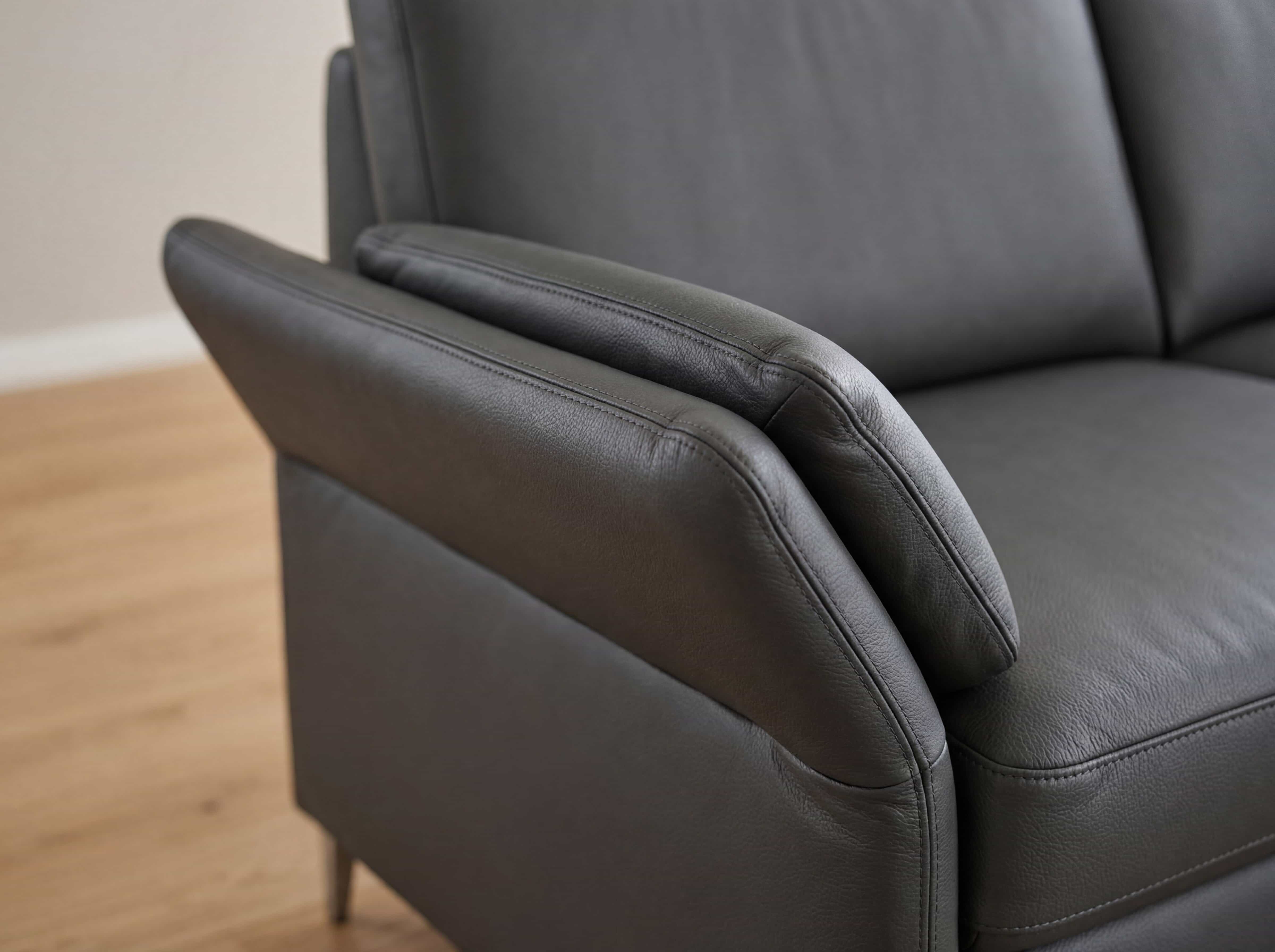 2-Sitzer Sofa Kabs mit dunkelgrauem Lederbezug, gepolsterte Armlehne und sichtbare Nahtführung