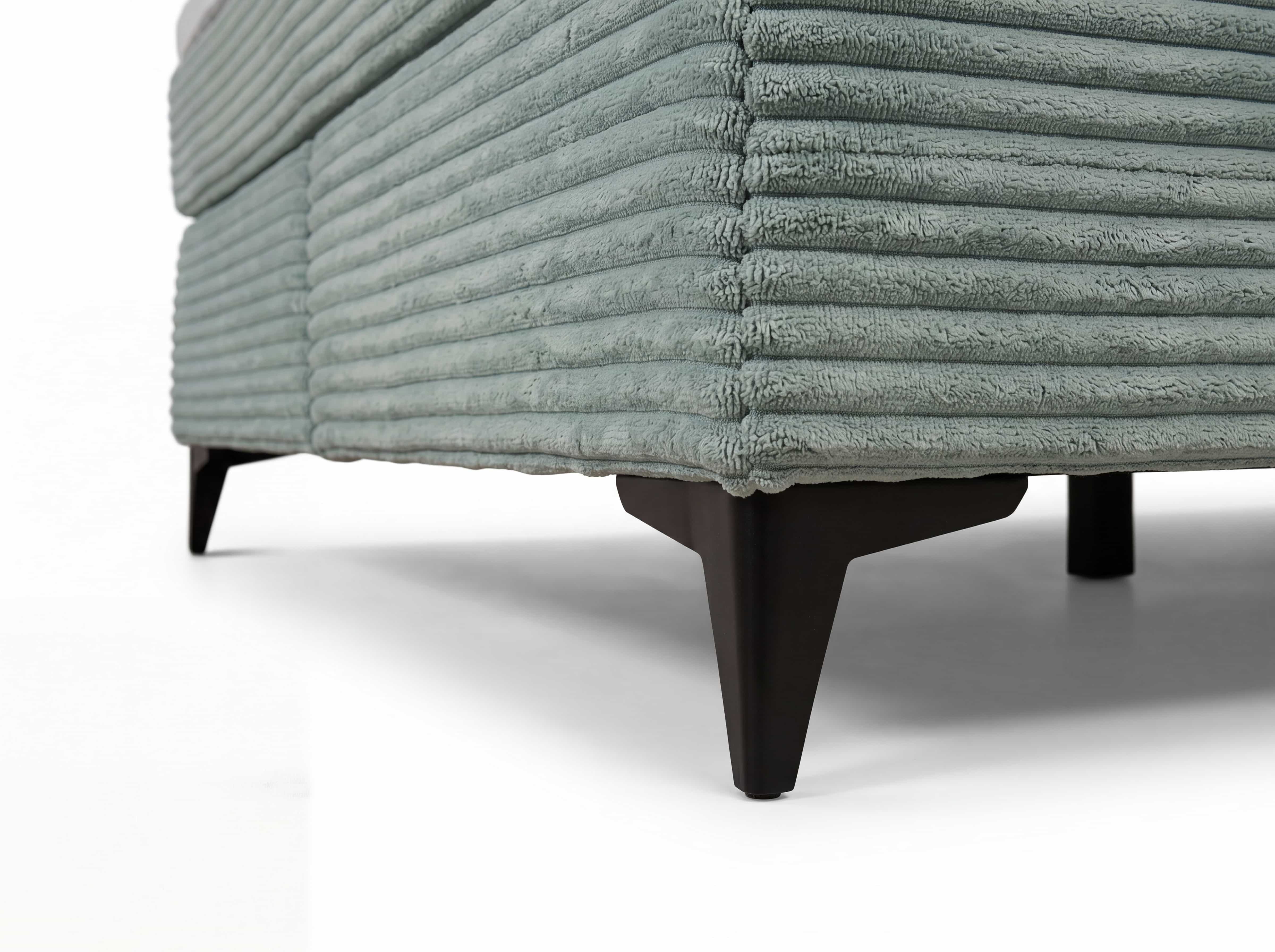 Boxspringbett Kabs Polsterwelt mit gerilltem, hellgrauem Stoffbezug und schwarzen, schrägen Füßen