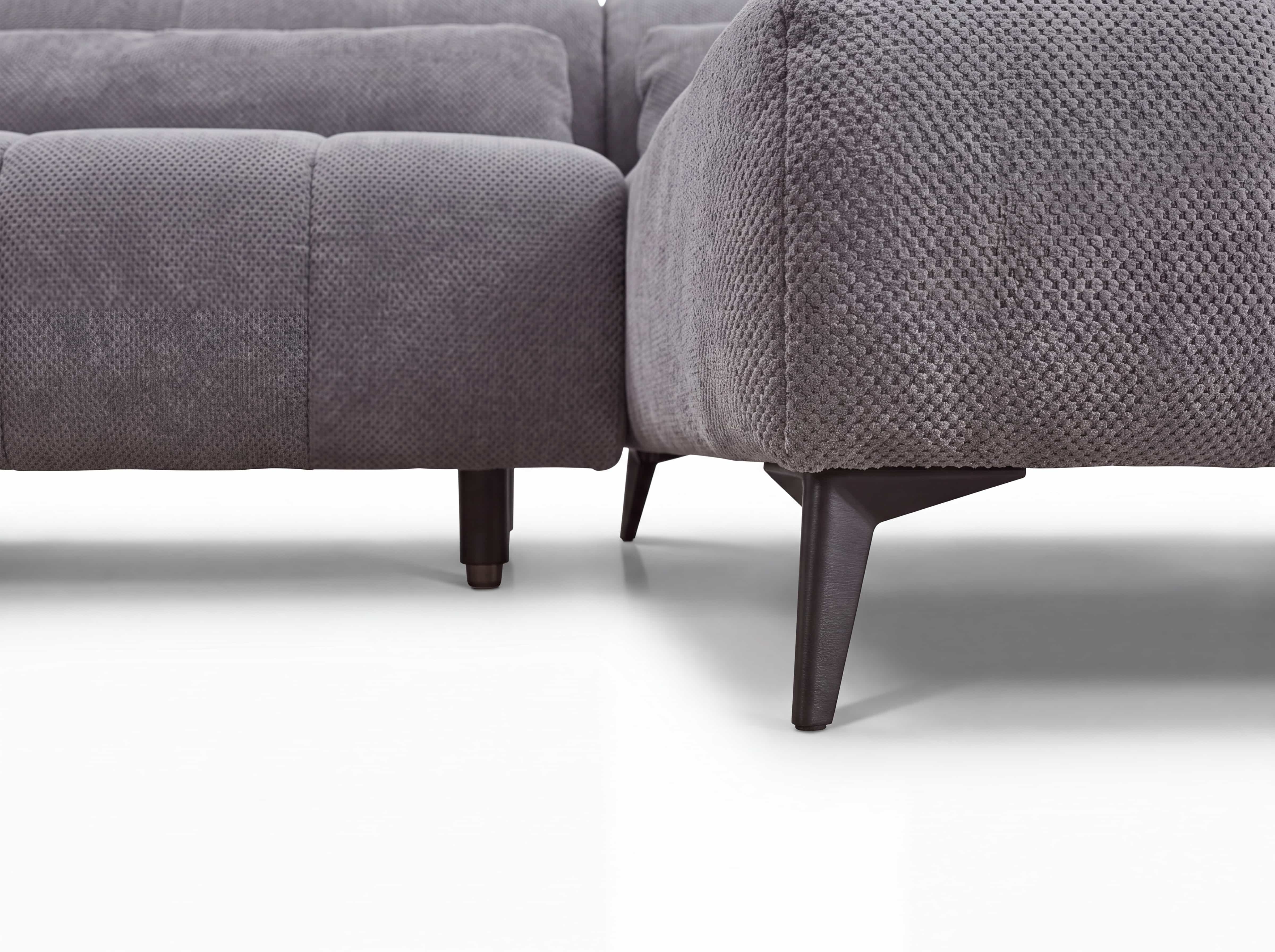 Ecksofa Kabs mit grauem Stoffbezug, strukturierte Oberfläche und dunklen, schrägen Füßen