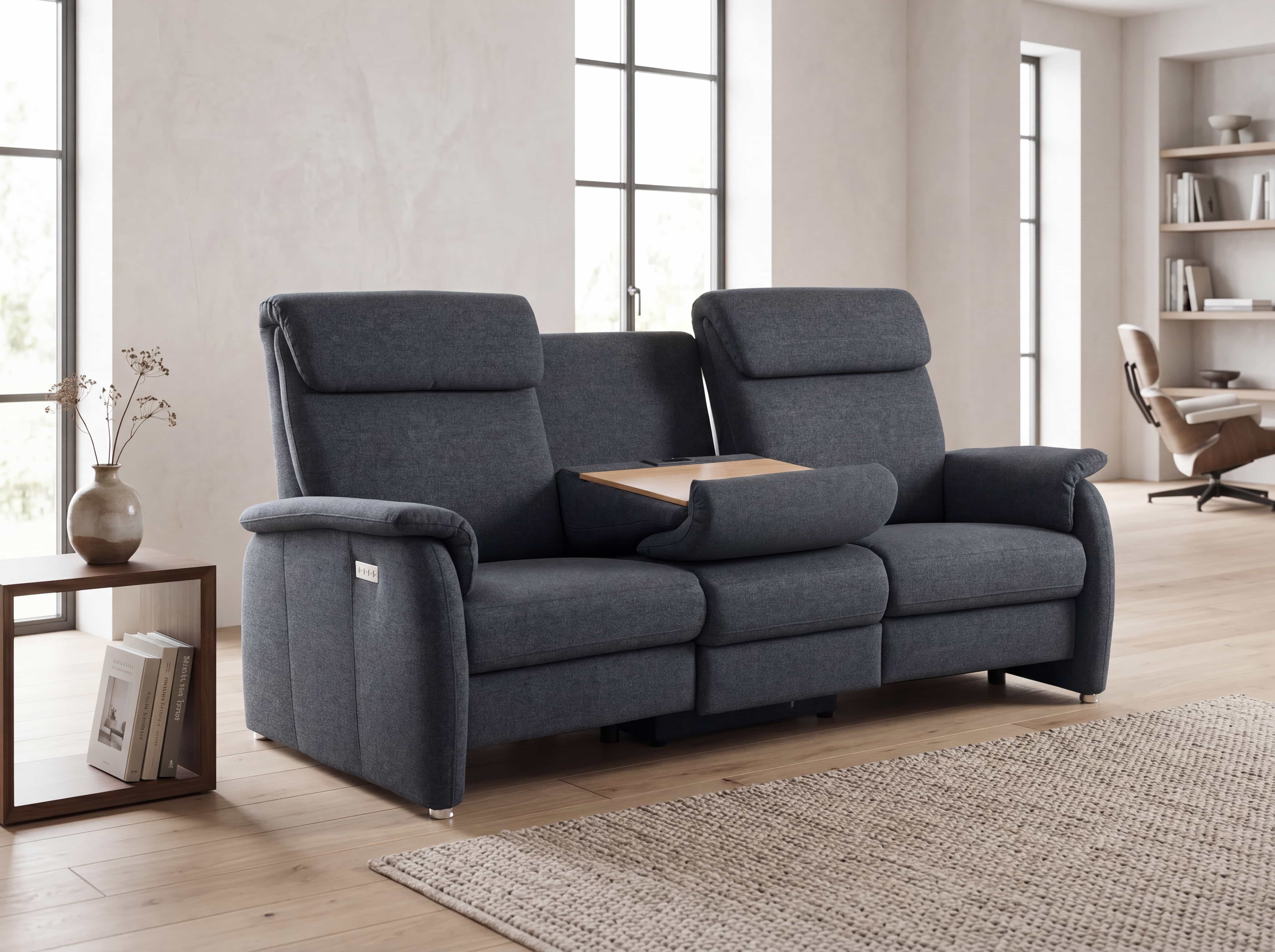 3-Sitzer-Sofa mit dunkelgrauem Stoffbezug, gepolsterten Armlehnen und integrierter Ablage in der Mitte