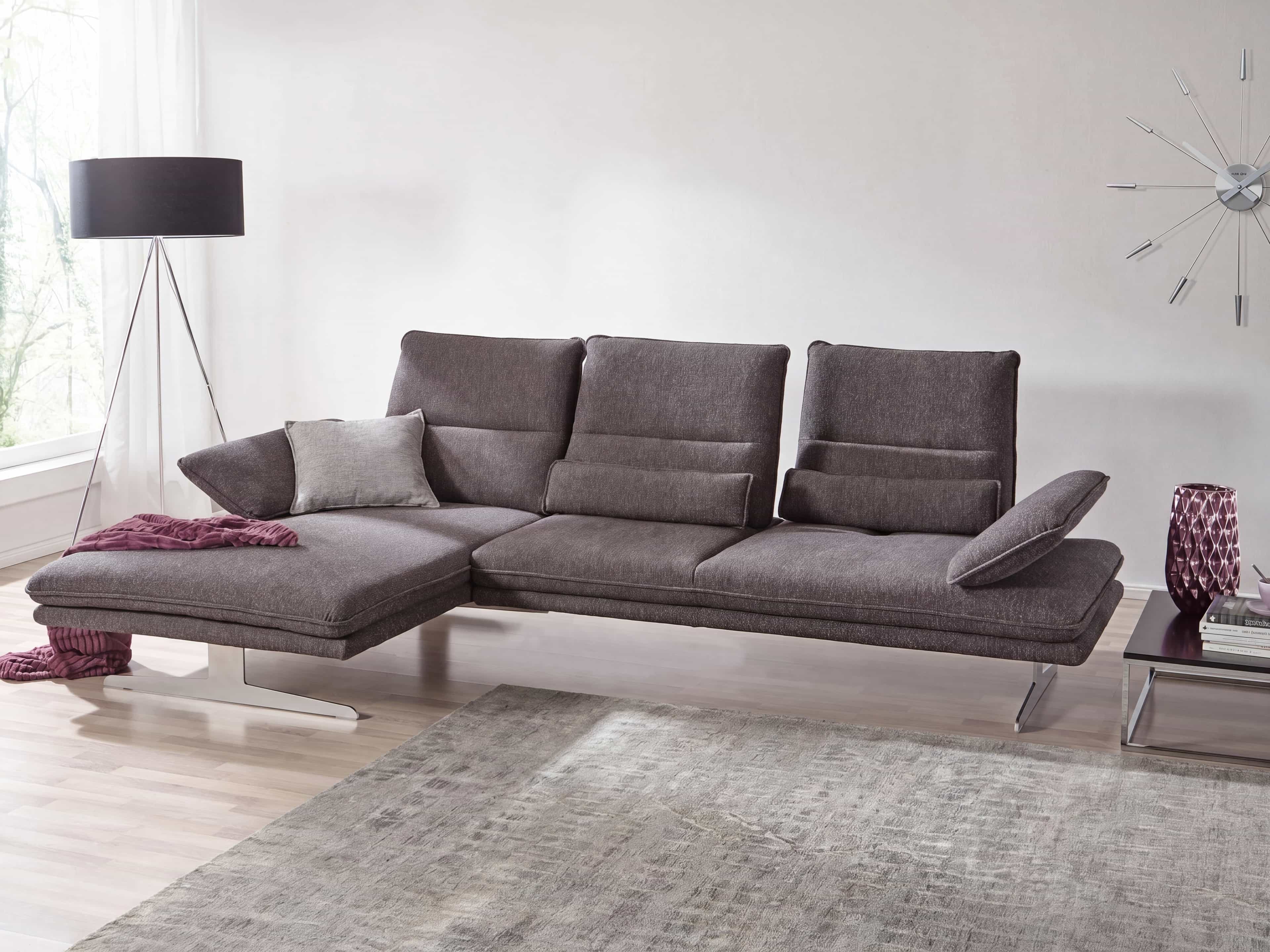 Ecksofa Kabs Polsterwelt mit braunem Stoffbezug, rechter Armlehne und chromfarbenen Füßen