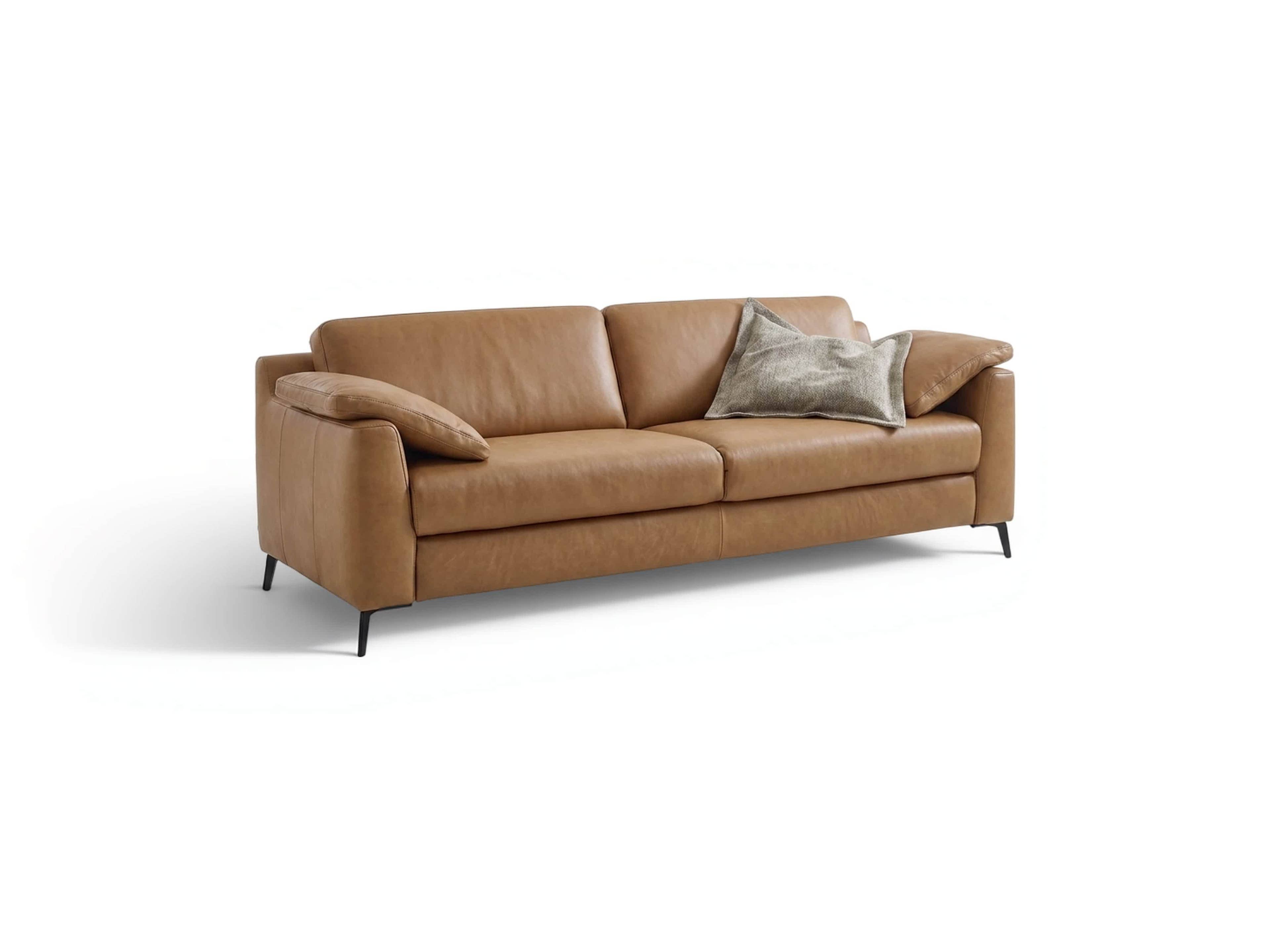 3-Sitzer Sofa mit braunem Lederbezug, gepolsterten Armlehnen, Metallfüßen und Zierkissen