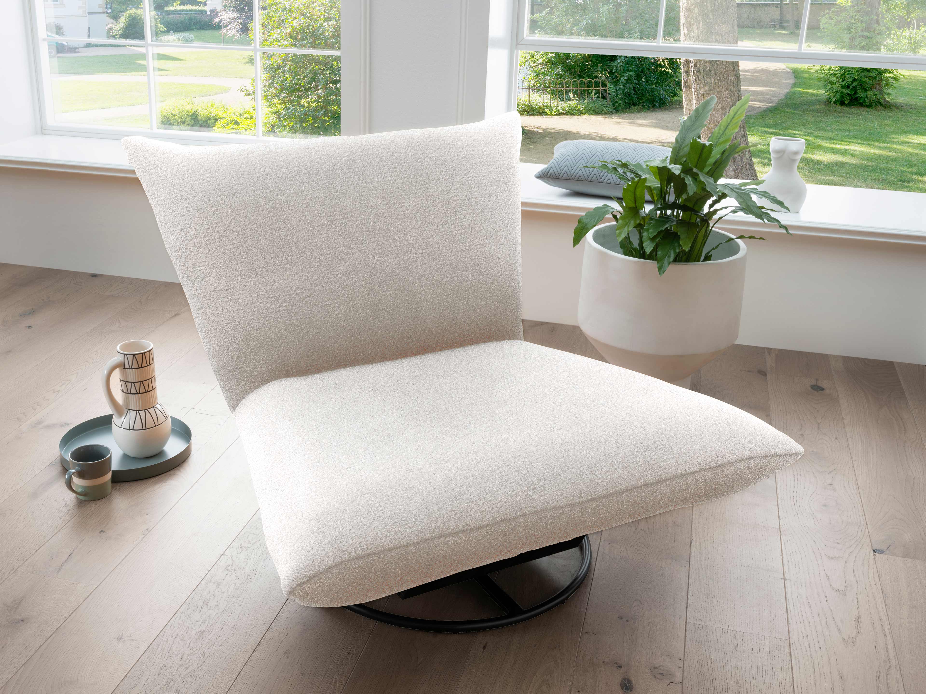 Lounge-Sessel Mahan mit drehbarem Metallgestell, hellbeiger Bouclé-Stoffbezug, breite Rückenlehne