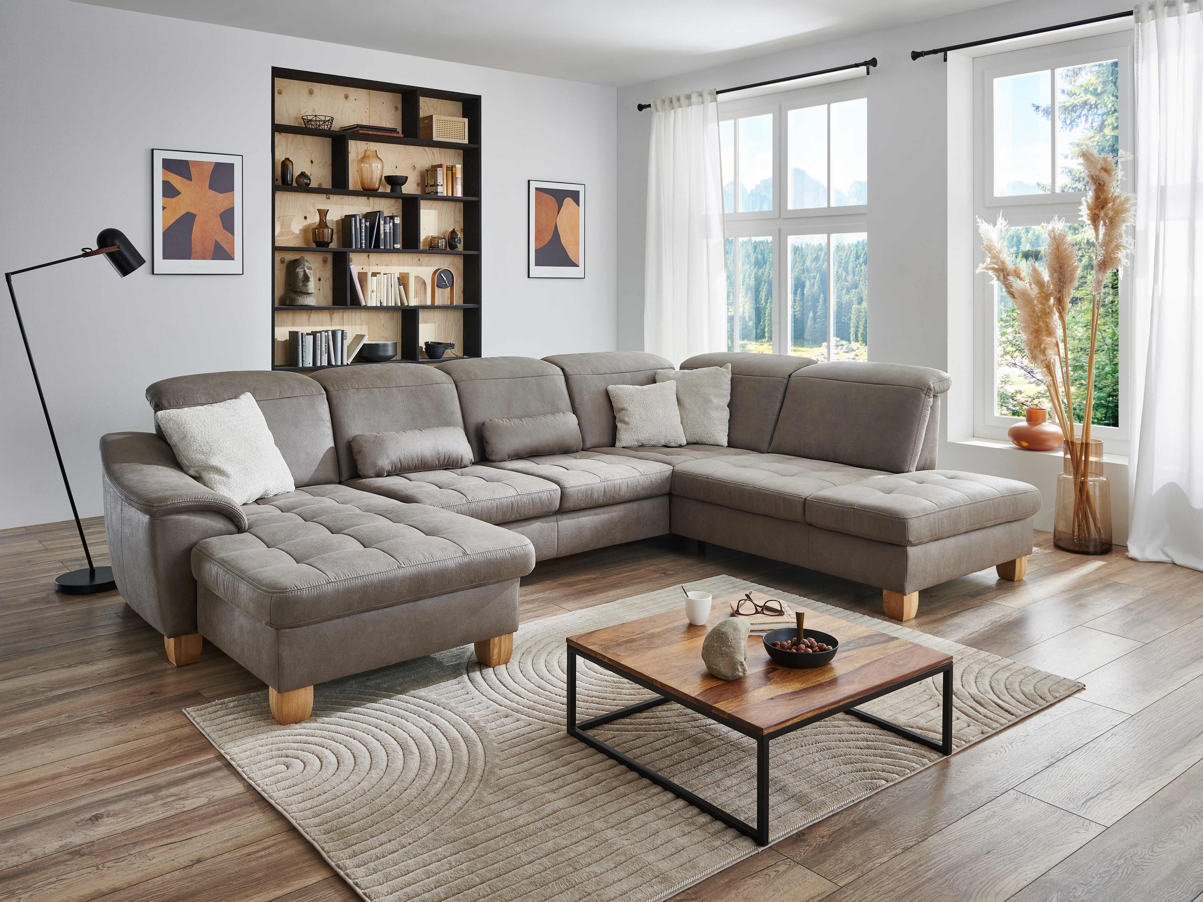 Ecksofa Kabs, Bezug aus taupefarbenem Stoff, Polsterung mit Steppung, Holzfüße, linksseitige Recamiere