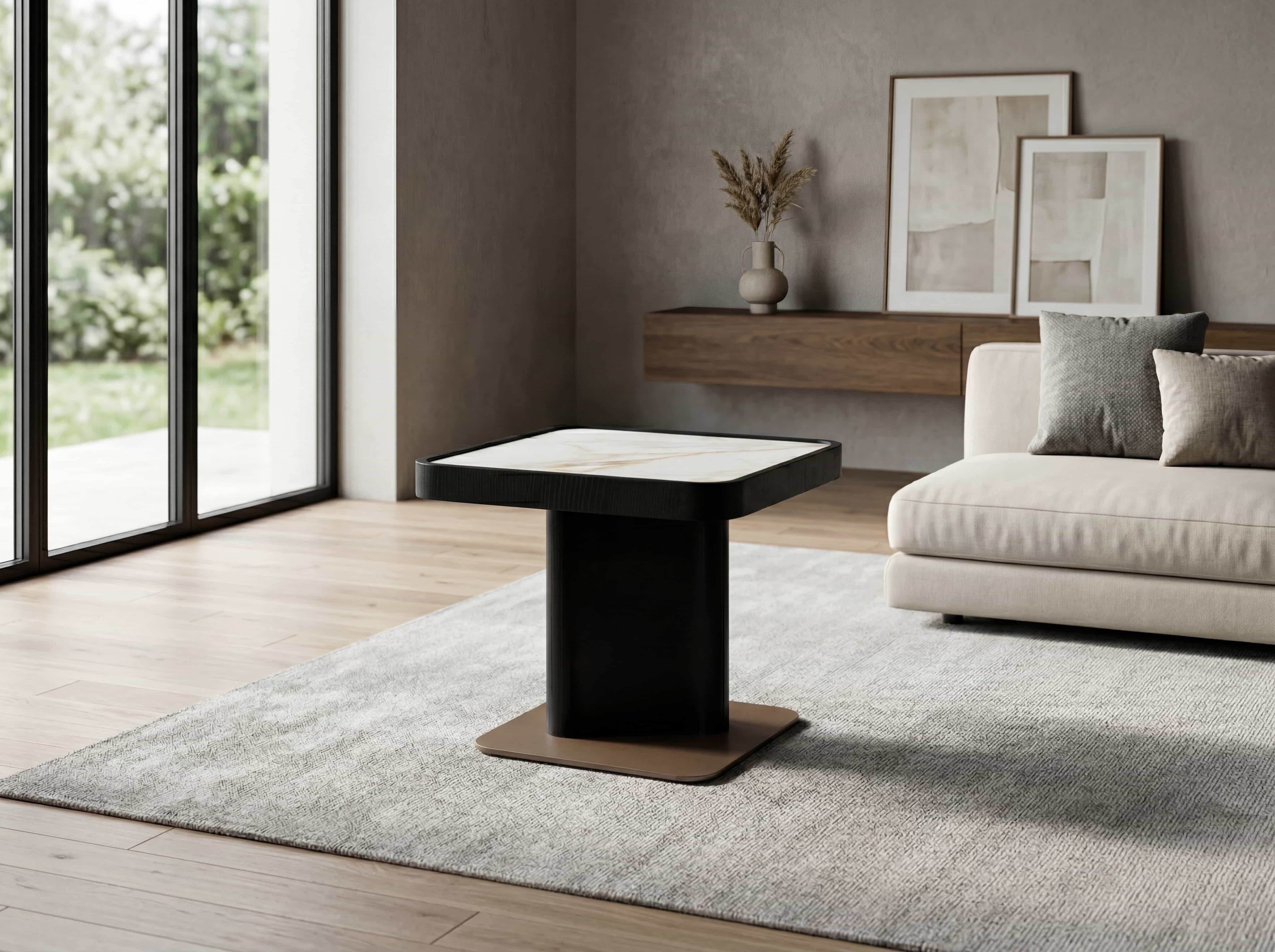 Quadratischer Couchtisch mit schwarzem Gestell und heller Marmorplatte auf Teppichboden