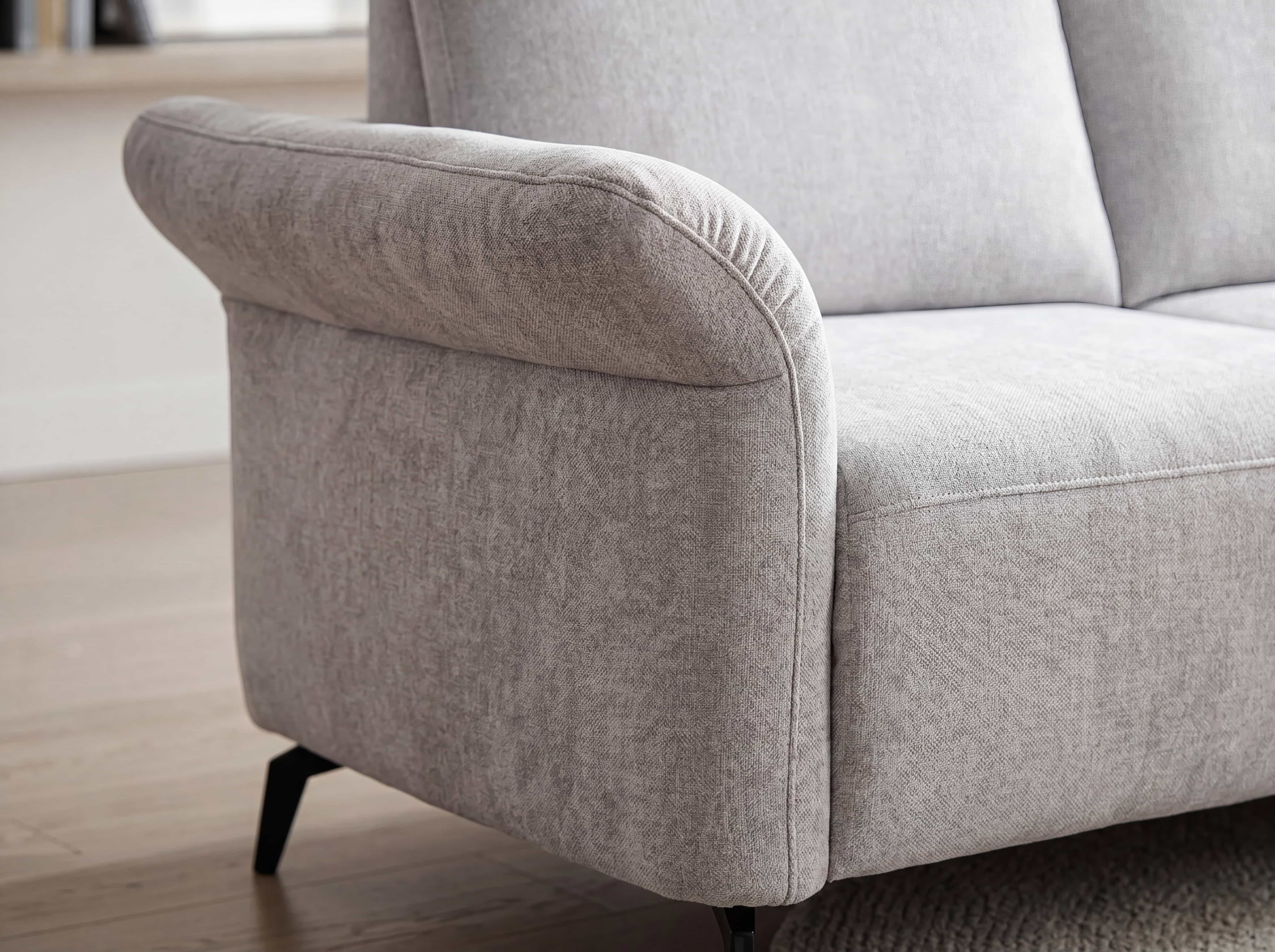 Sofa Malibu mit grauem Stoffbezug, gepolsterter Armlehne und schwarzen Metallfüßen