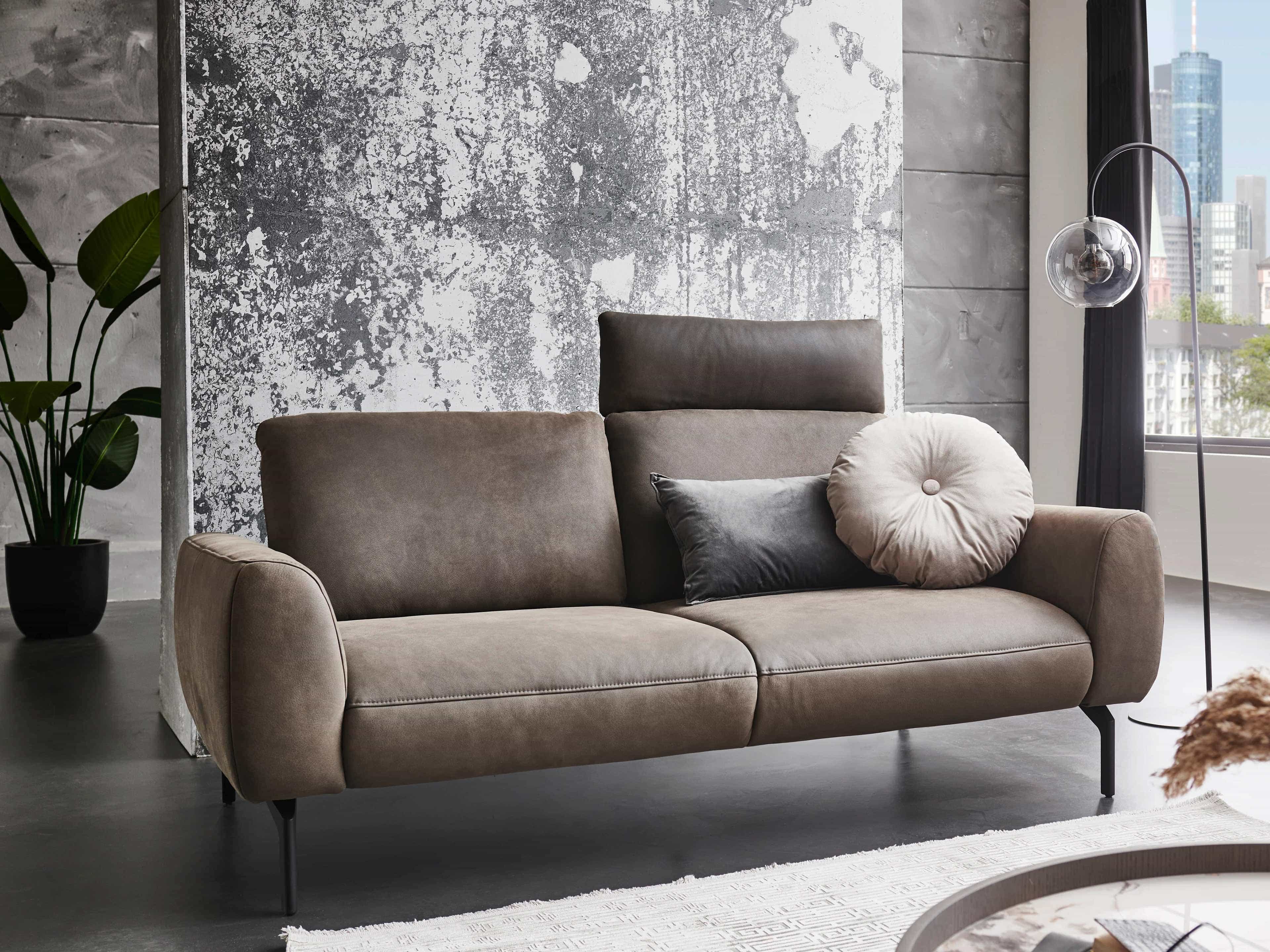 2-Sitzer Sofa Liv mit Stoffbezug in Taupe, gepolsterte Rückenlehne, Armlehnen, schwarze Füße