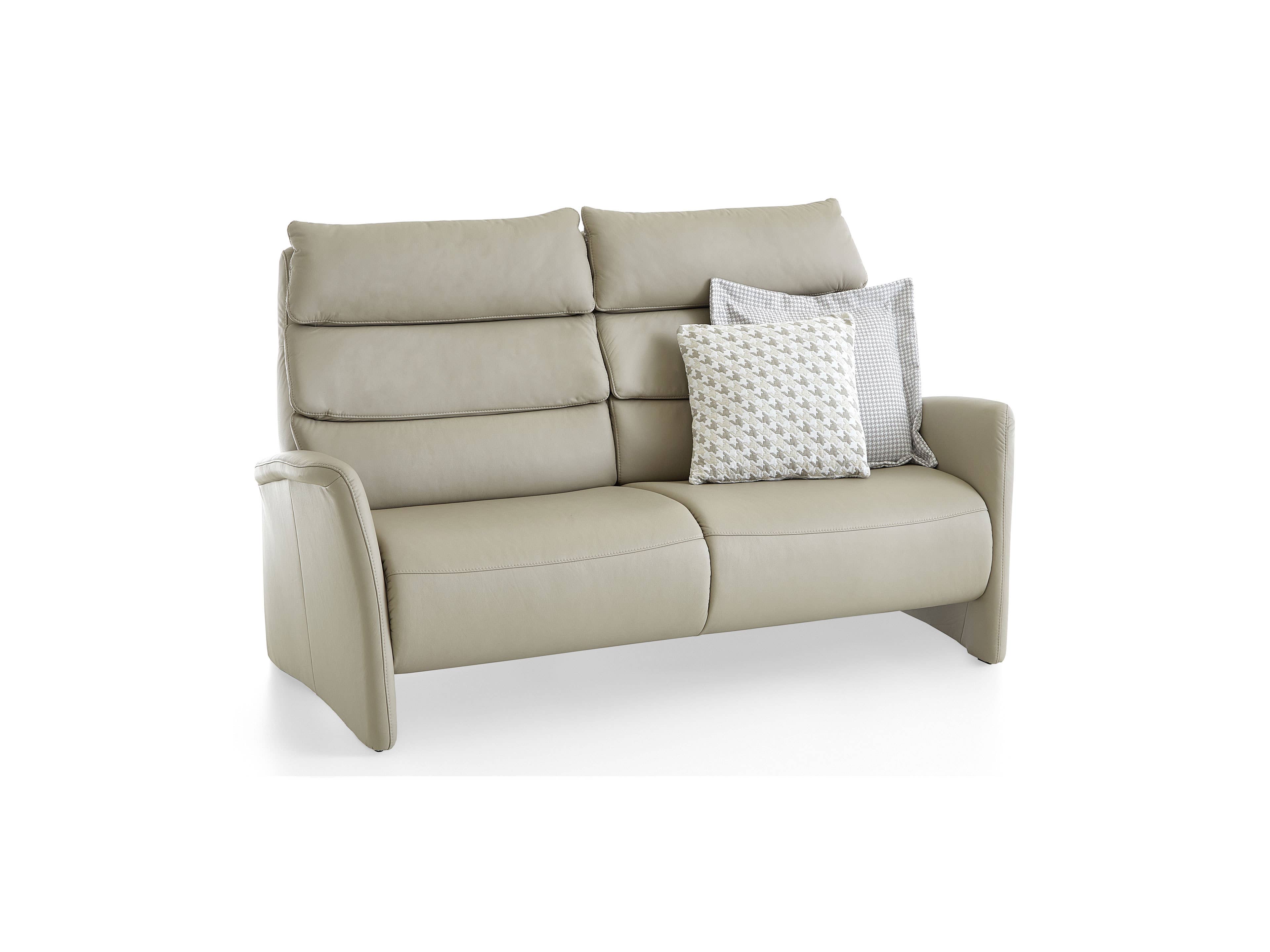2-Sitzer Ledersofa in Beige mit gepolsterter Rückenlehne, Armlehnen und zwei Dekokissen
