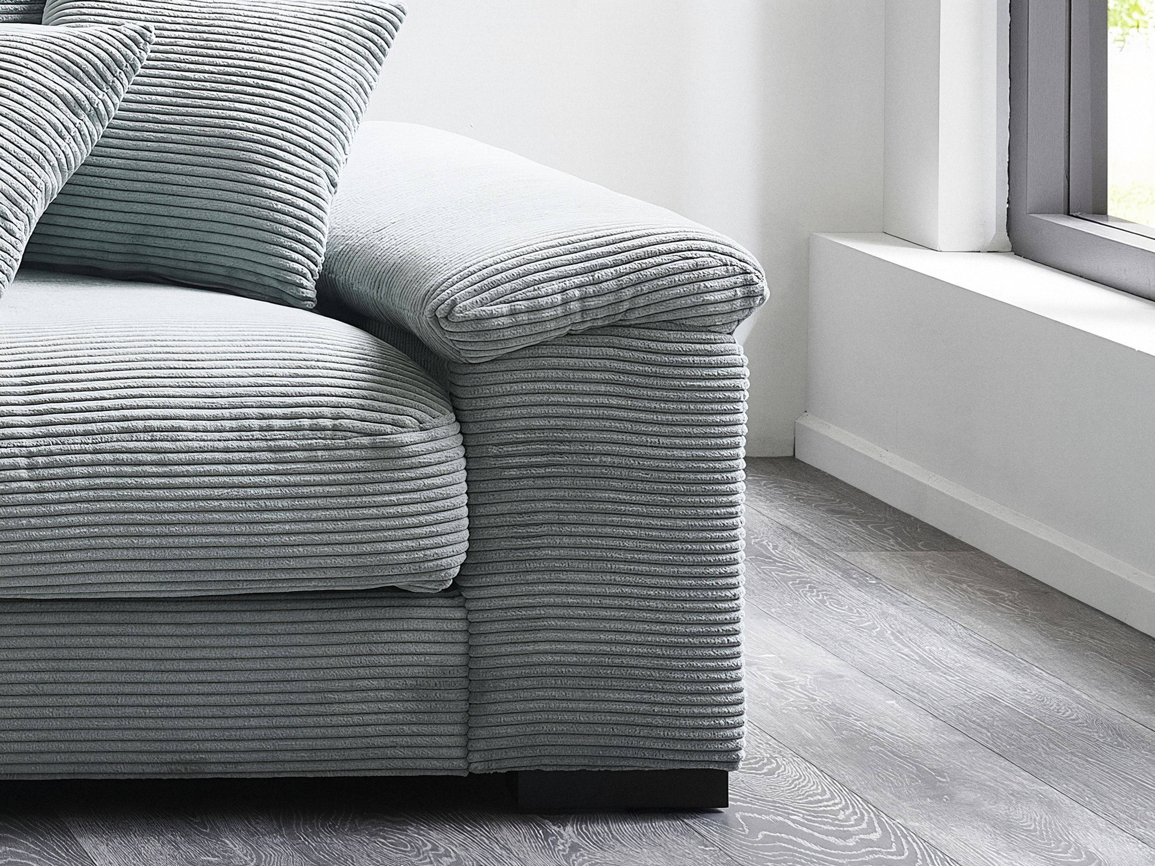 Ecksofa Filippa aus grauem Cord mit breiter Armlehne und gestreiften Zierkissen