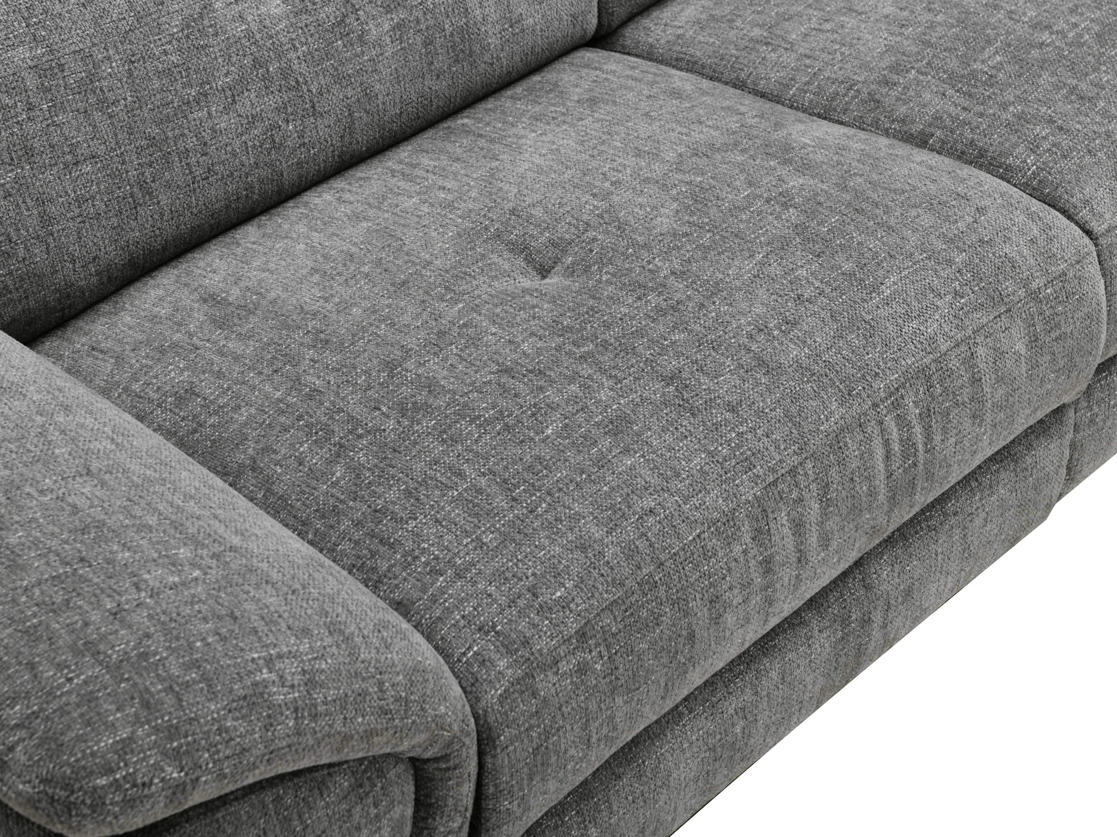 Gepolsterte Sitzfläche eines grauen Sofas aus Stoff mit sichtbarer Naht und Armlehne