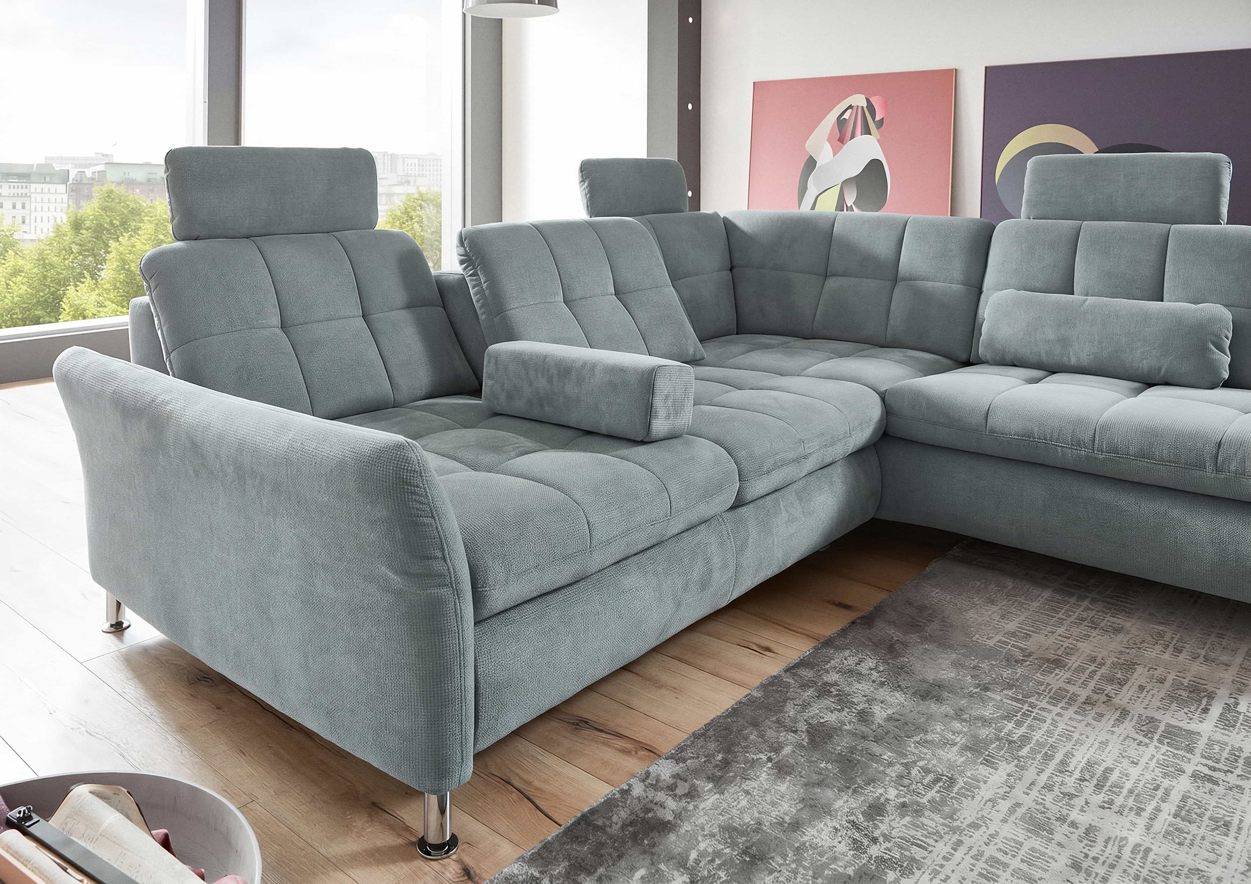 Ecksofa mit grauem Stoffbezug, Kopfstützen, Armlehne, verchromten Füßen und Rautensteppung