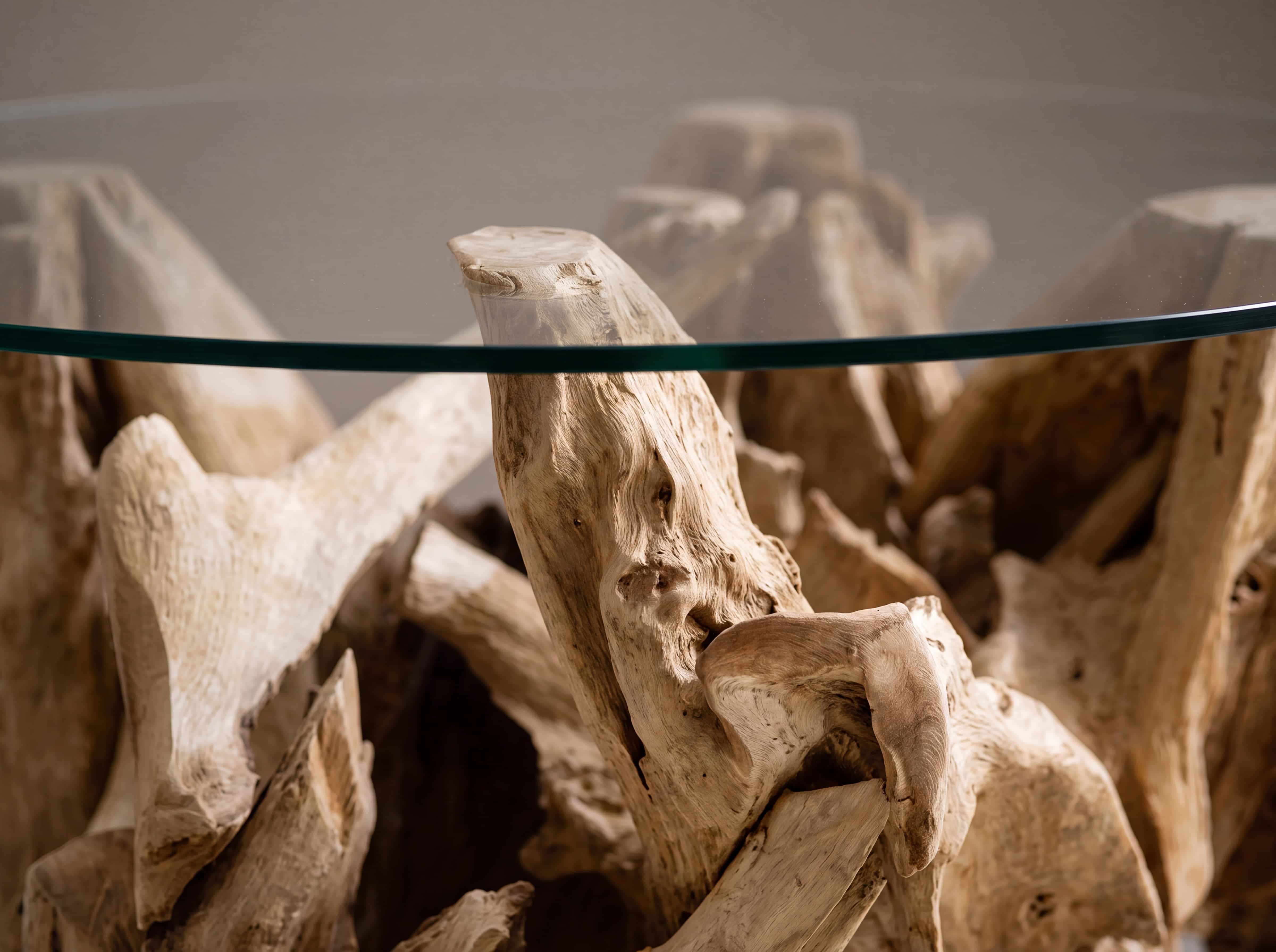 Couchtisch mit runder Glasplatte und naturfarbenem Gestell aus verwurzeltem Treibholz