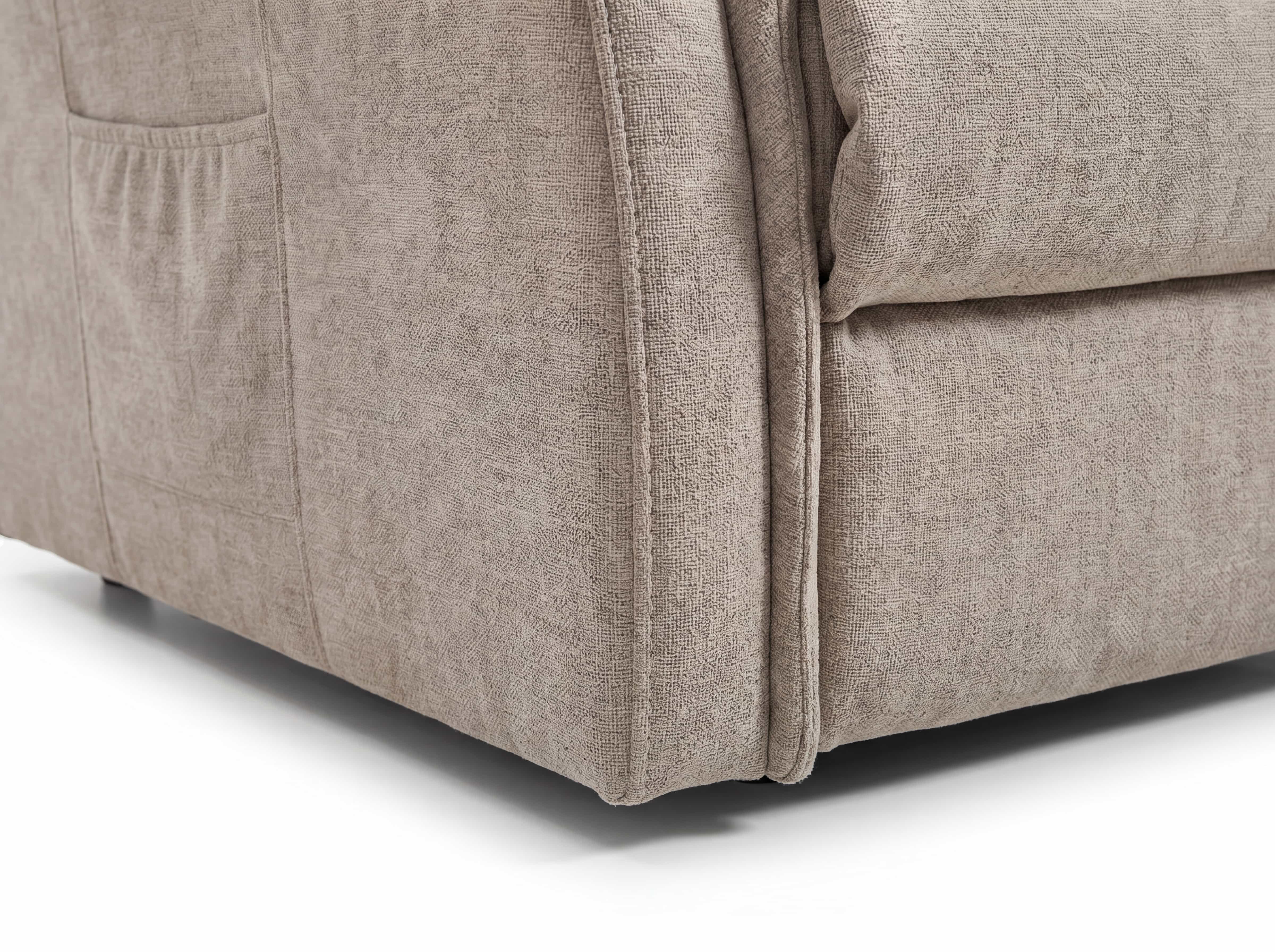 Detailansicht eines beigen Stoffsofas mit seitlicher Tasche und sichtbarer Nahtführung