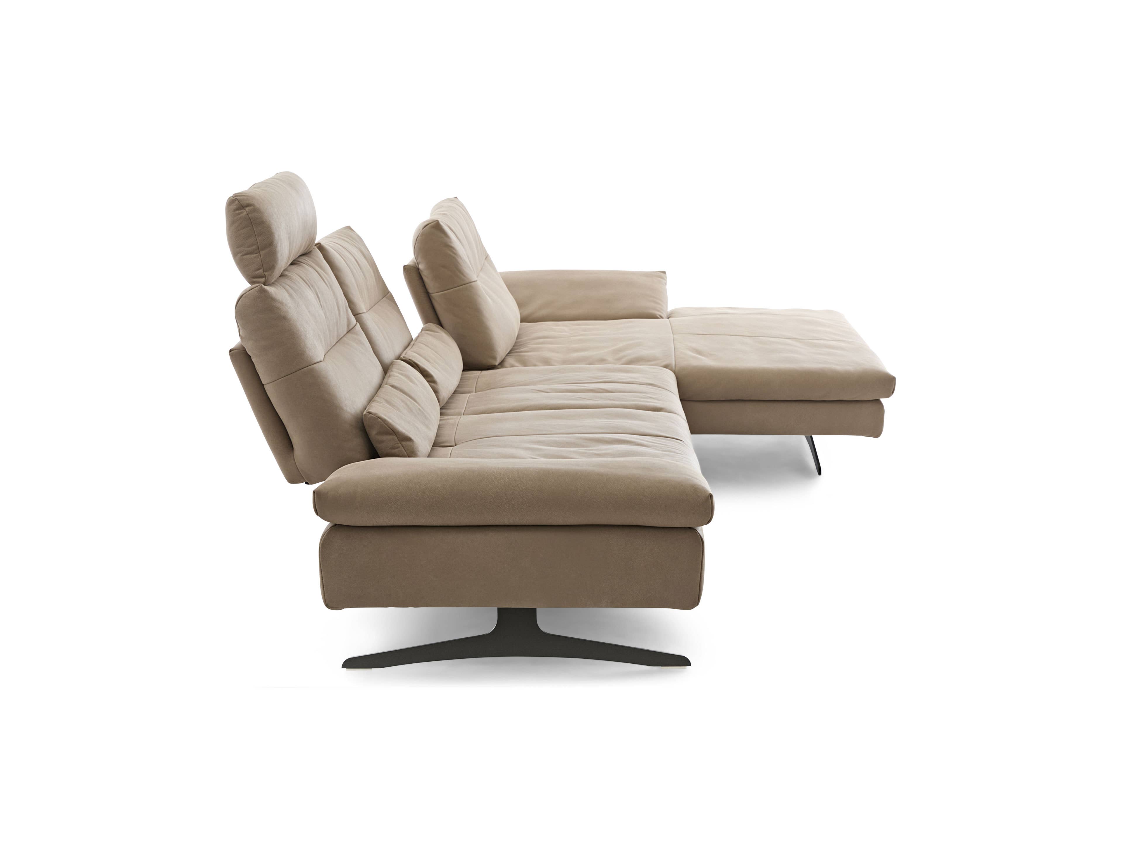 Ecksofa Montreal aus beigefarbenem Stoff mit verstellbaren Kopfstützen und Metallfüßen seitlich fotografiert