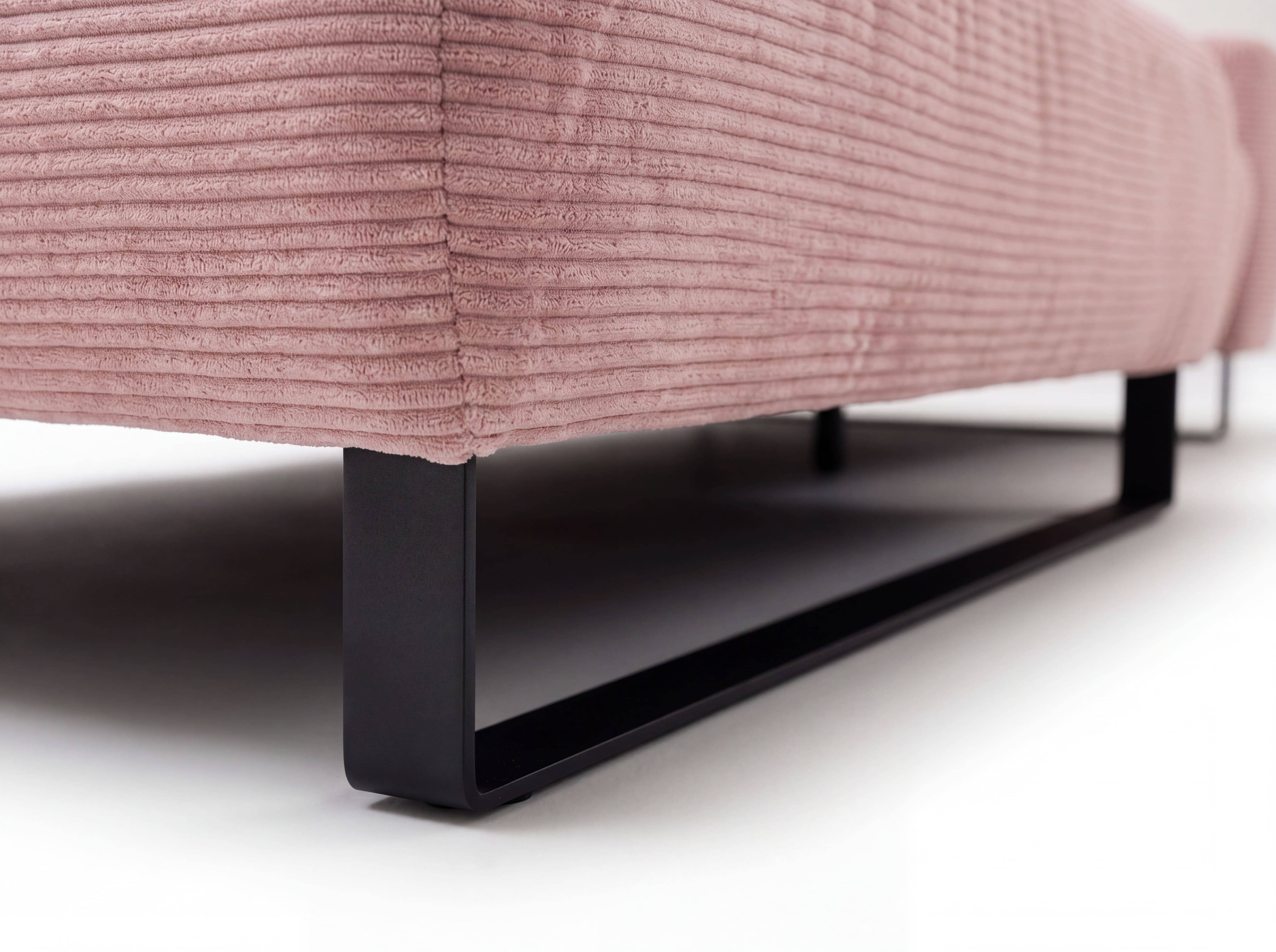 Polsterbank Kabs Ribcord rosa mit schwarzem Metallgestell und gerippter Stoffoberfläche