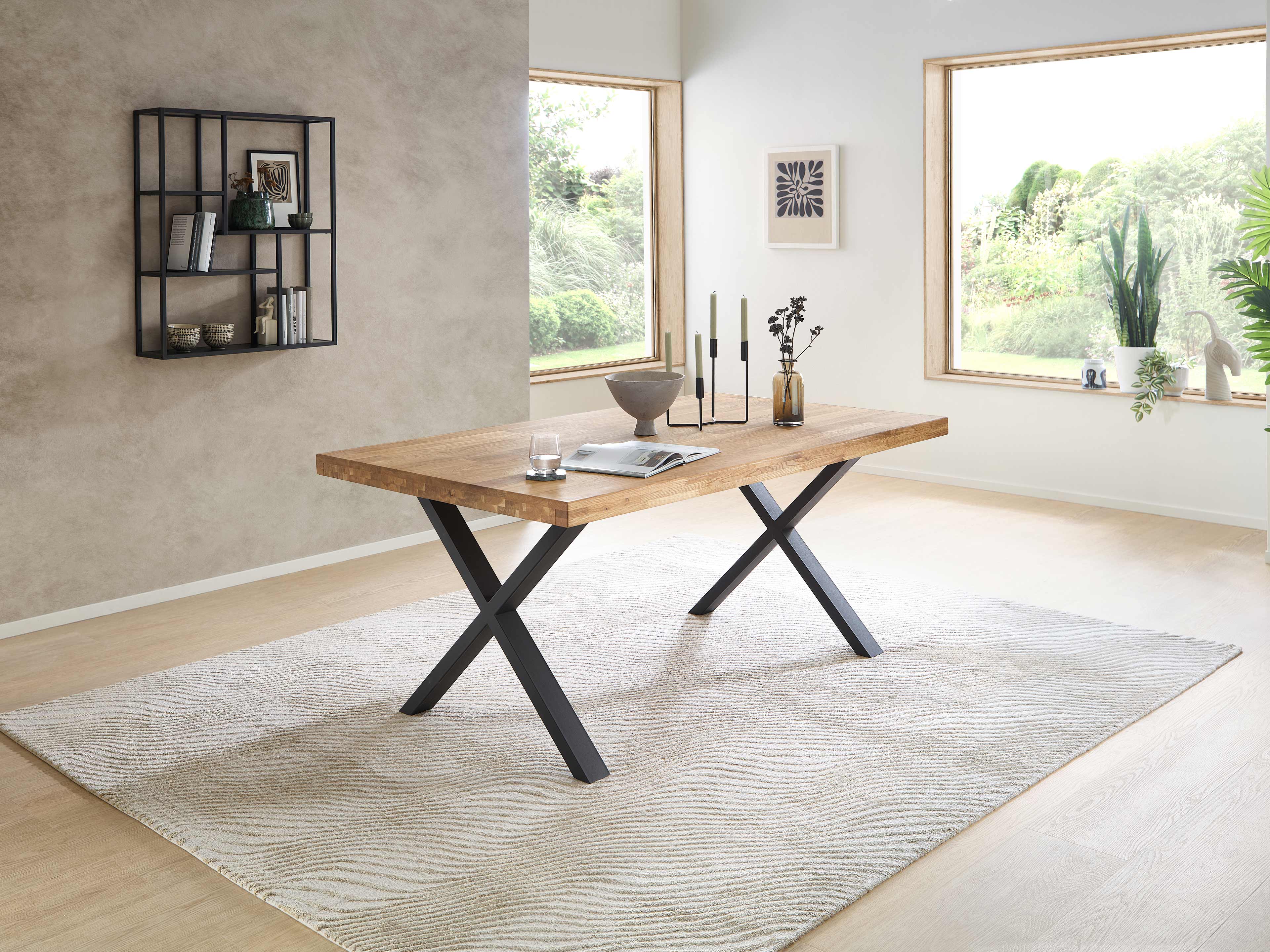 Esstisch Kabs mit rechteckiger Holzplatte in Natur und schwarzem Metallgestell mit X-Form.
