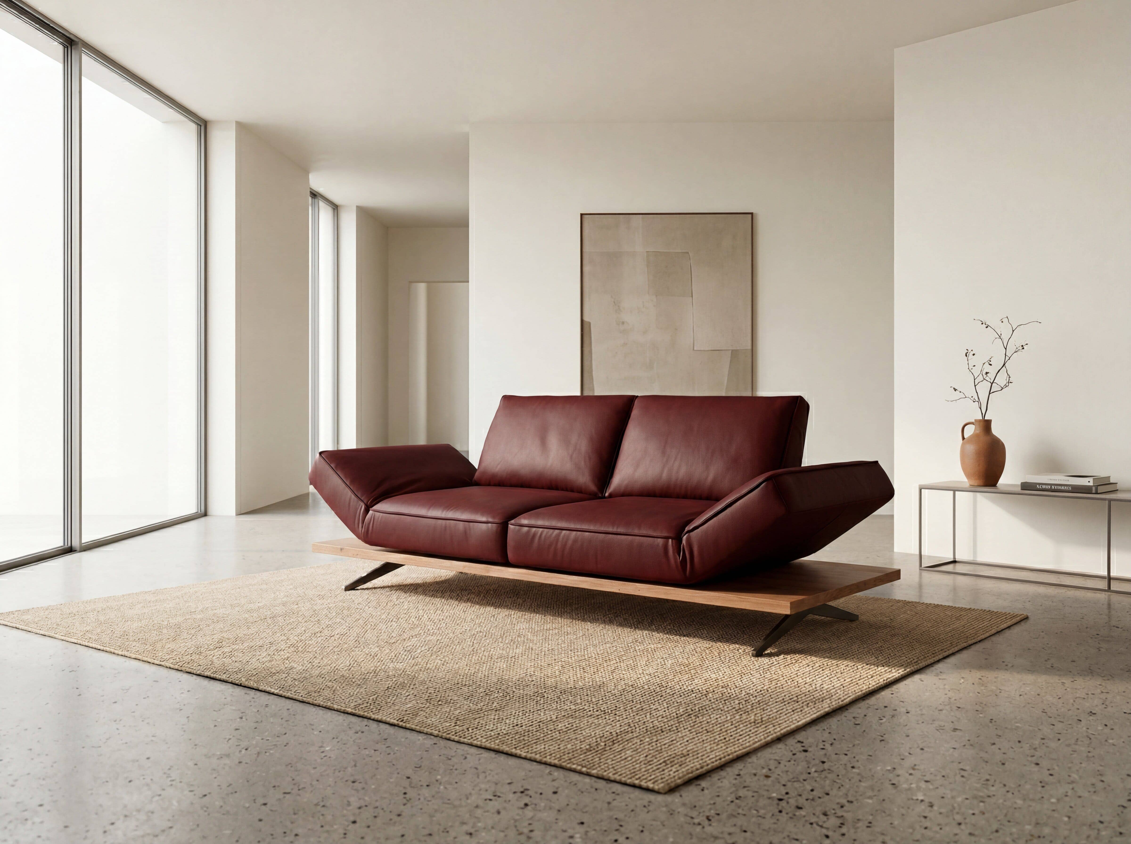 2-Sitzer-Sofa Kabs in dunkelrotem Leder mit markanten Armlehnen auf Holzbasis und Metallfüßen