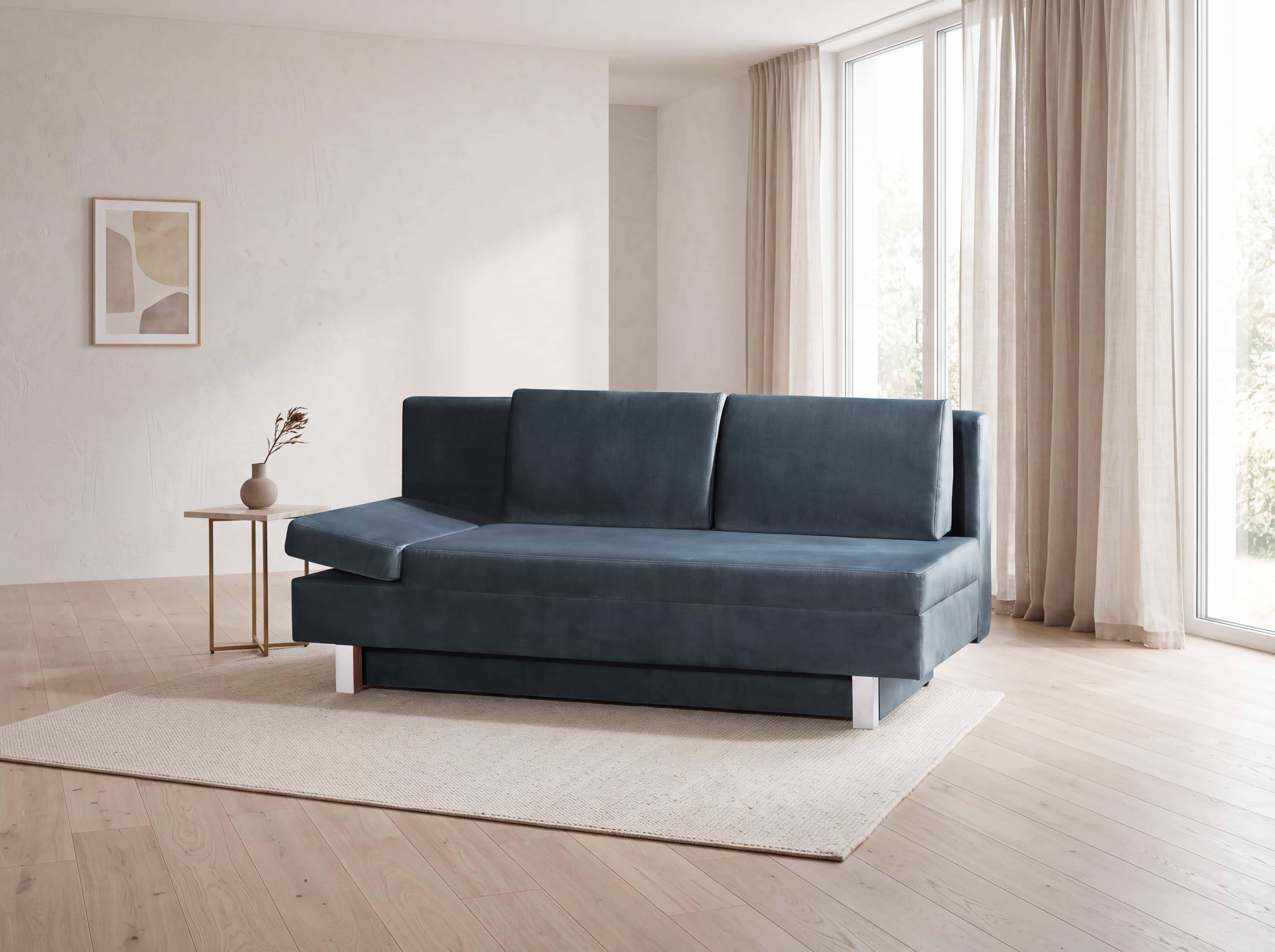 Ecksofa Clara mit dunkelblauem Stoffbezug, rechter Armlehne und metallenen eckigen Füßen