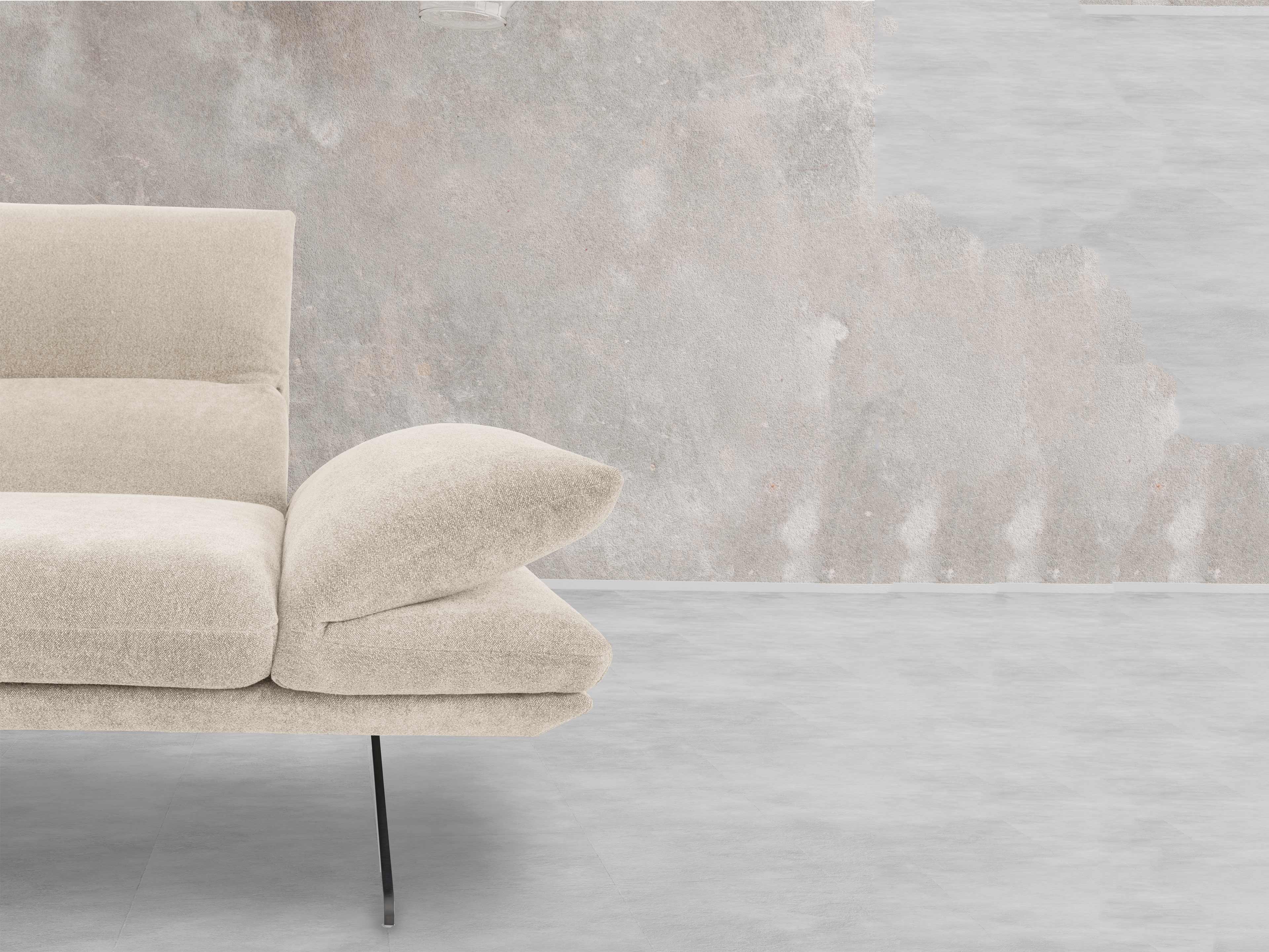 Ecksofa Kabs Polsterwelt mit beigem Stoffbezug, gepolsterter Armlehne und filigranem Metallfuß
