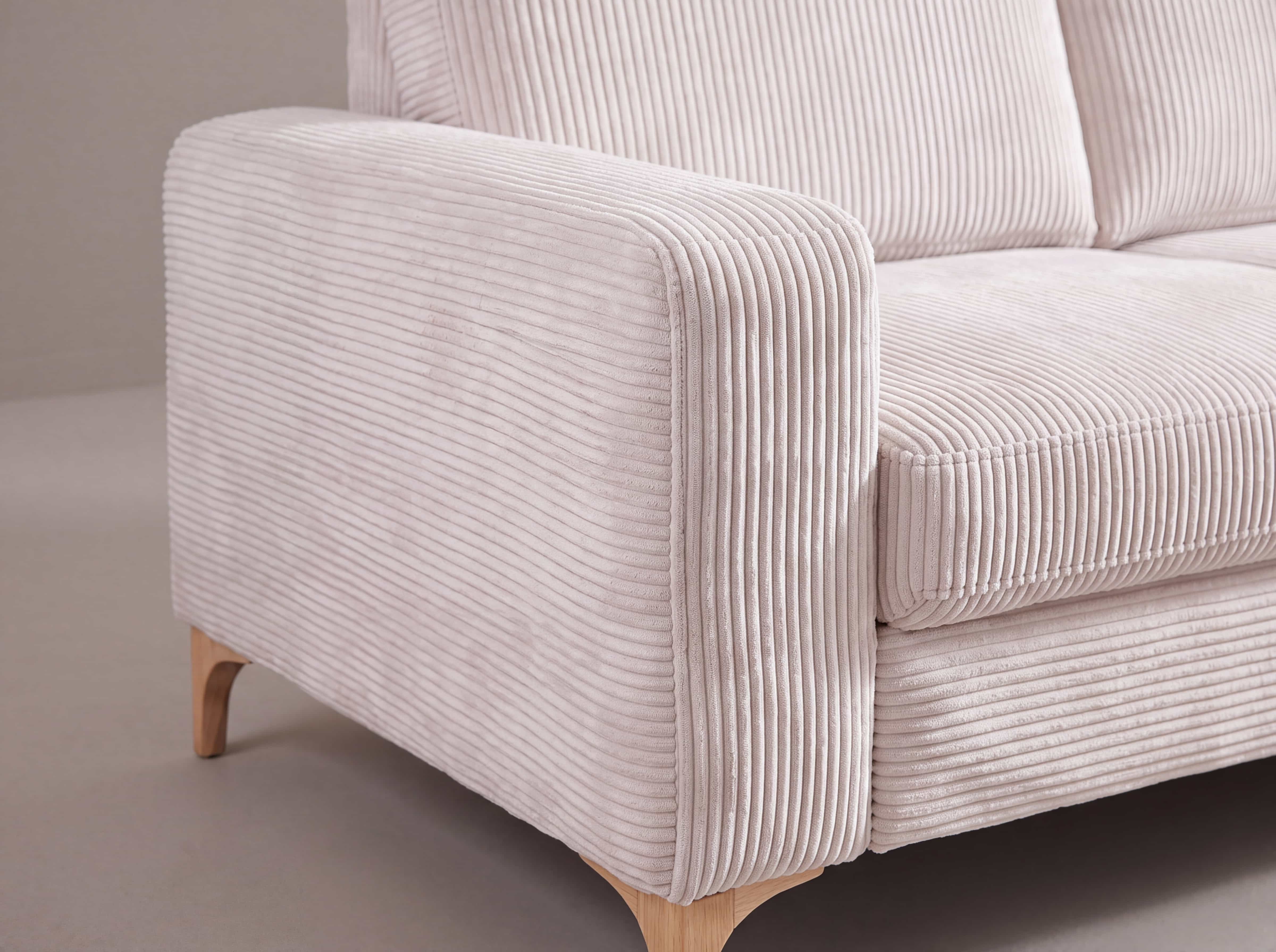 Ecksofa mit beigem Cordbezug, breiter Armlehne und sichtbaren Holzfüßen in Nahansicht