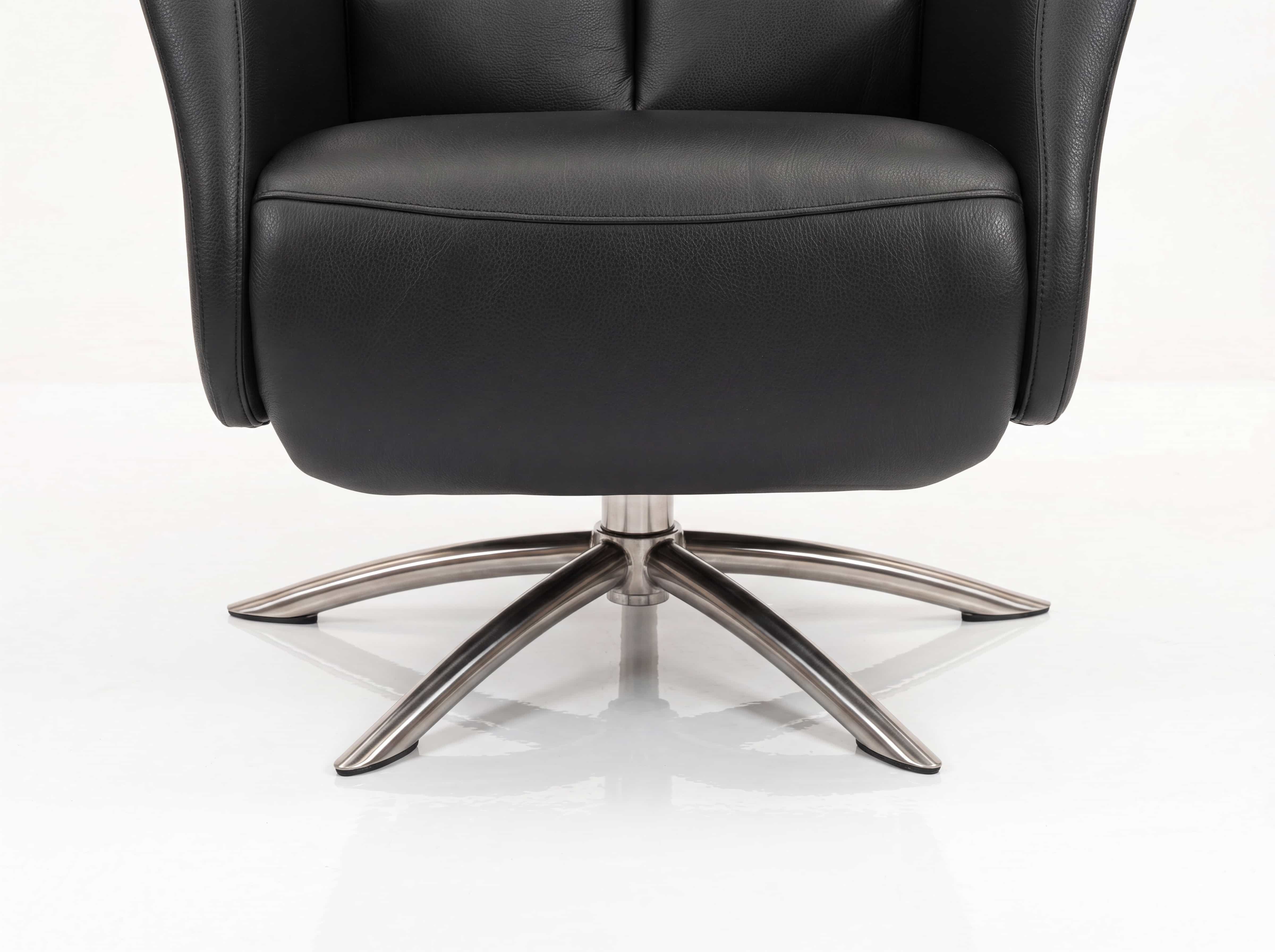 Relaxsessel Konrado – schwarzer Bezug mit markantem Metallfuß in Sternform