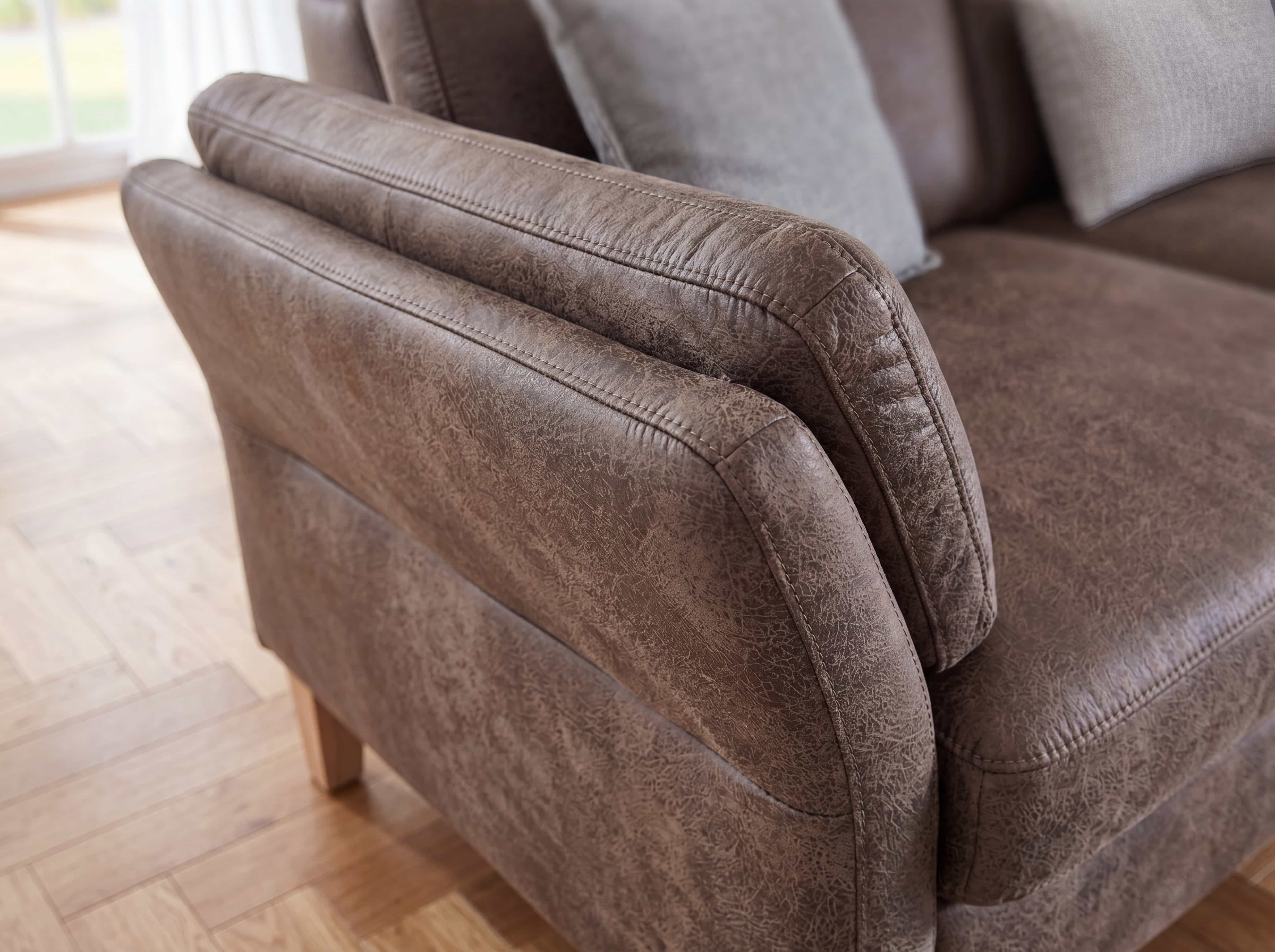 2-Sitzer Sofa mit braunem Bezug in Lederoptik, gepolsterte Armlehne und sichtbare Holzfüße