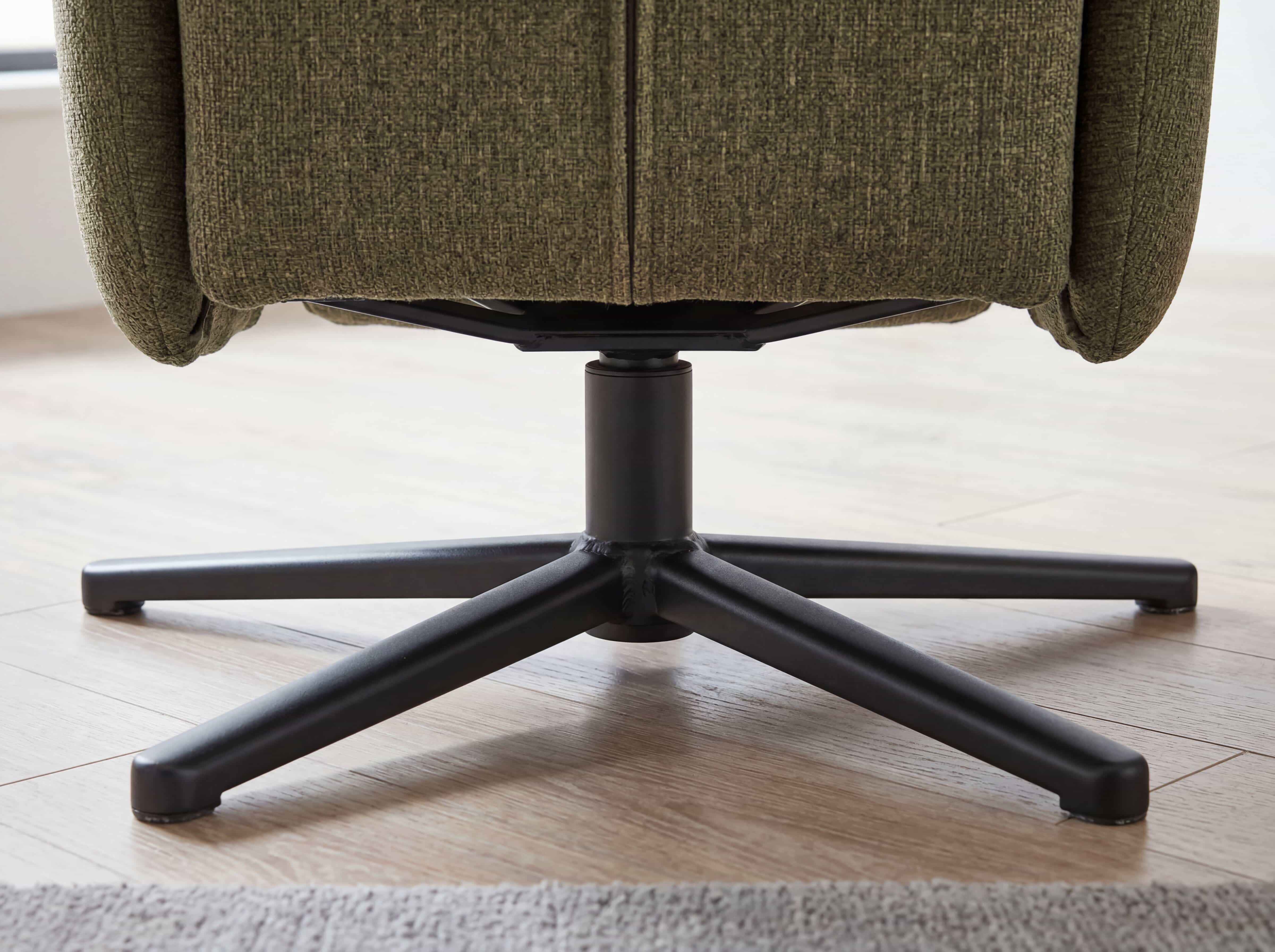 Relaxsessel Poppi – Detailansicht des drehbaren schwarzen Metallfußes und grünen Bezugs