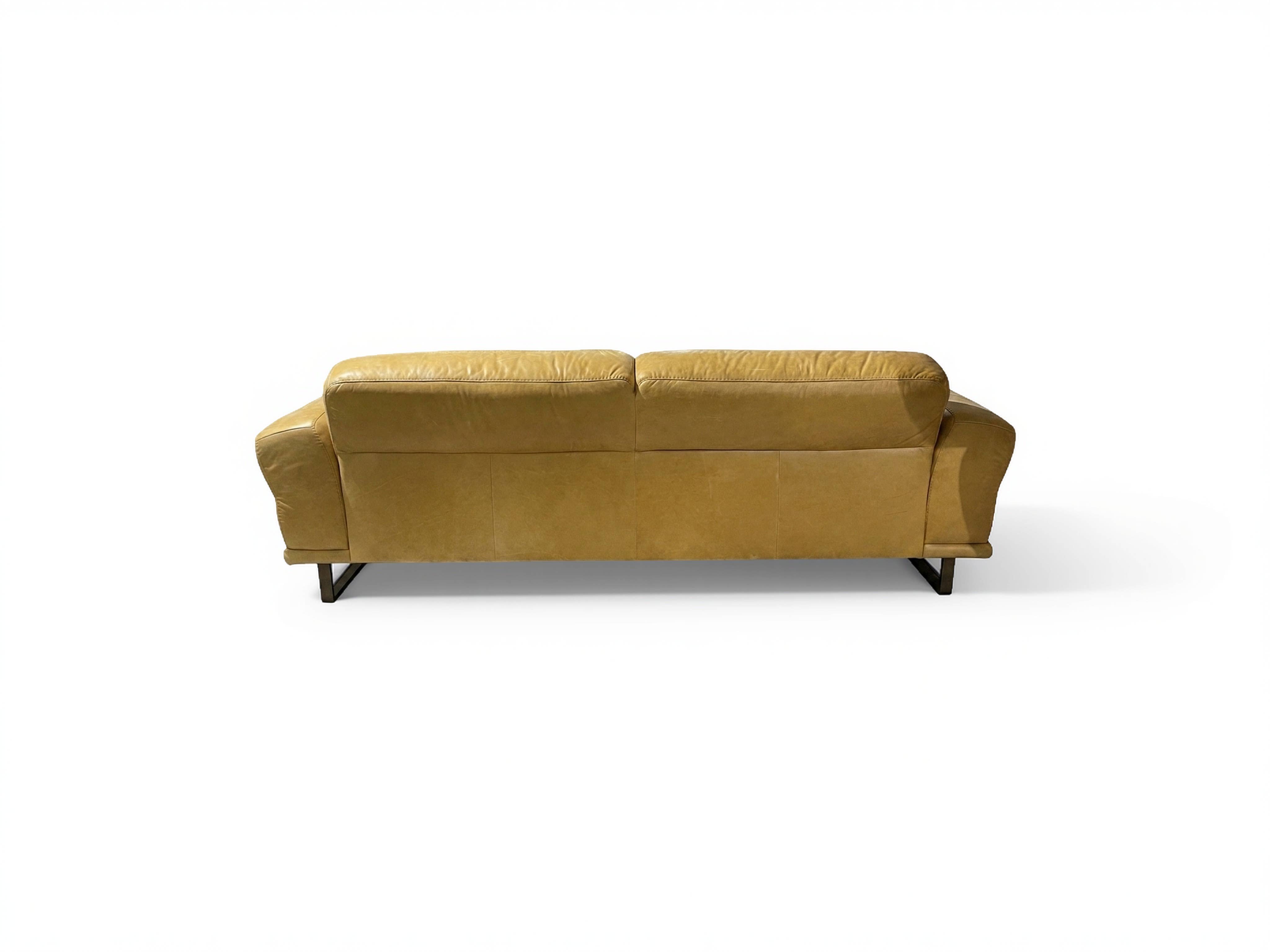 3-Sitzer Sofa Mondo Aviva aus Leder in Senfgelb mit schwarzen Metallfüßen, Rückansicht