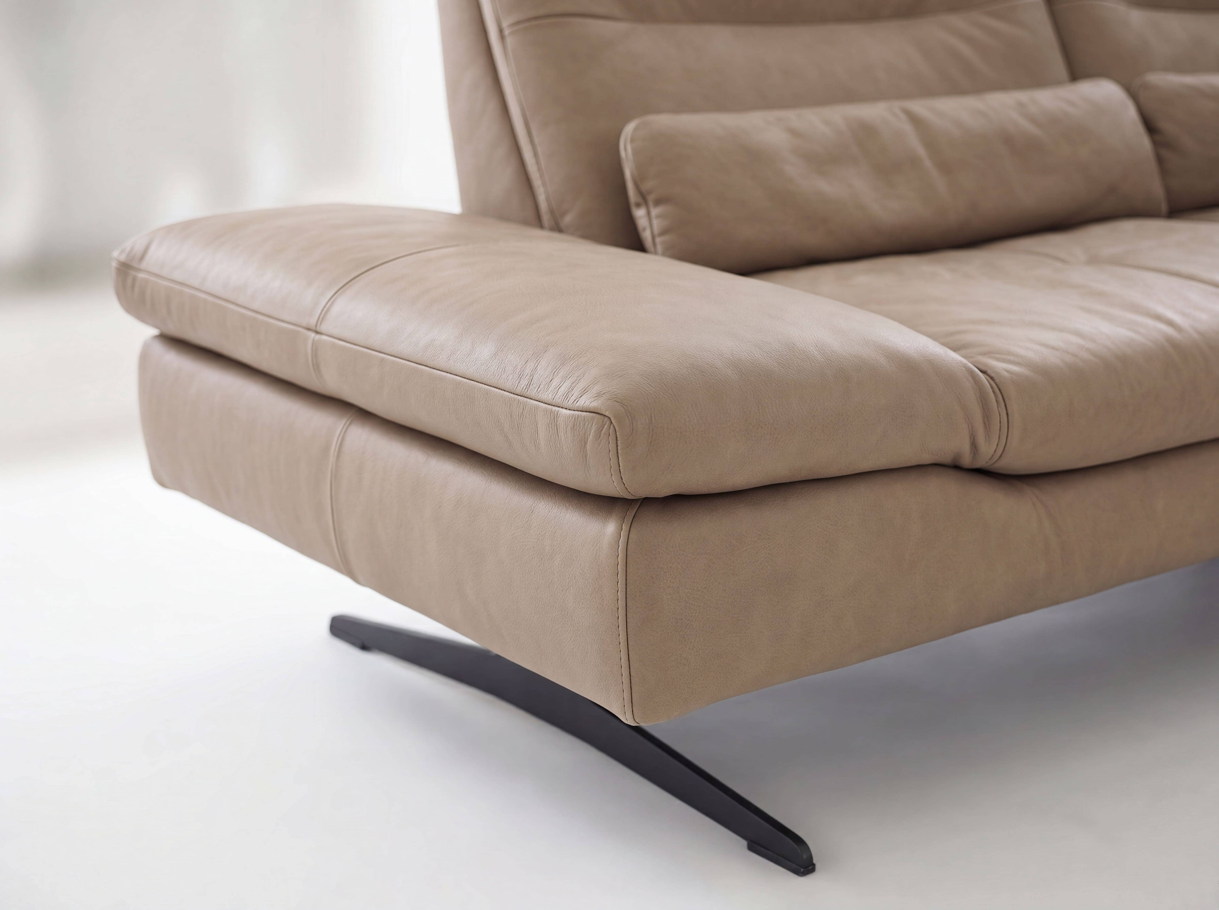 Ecksofa Kabs Polsterwelt mit beigem Lederbezug, breiter Armlehne und schwarzem Metallfuß