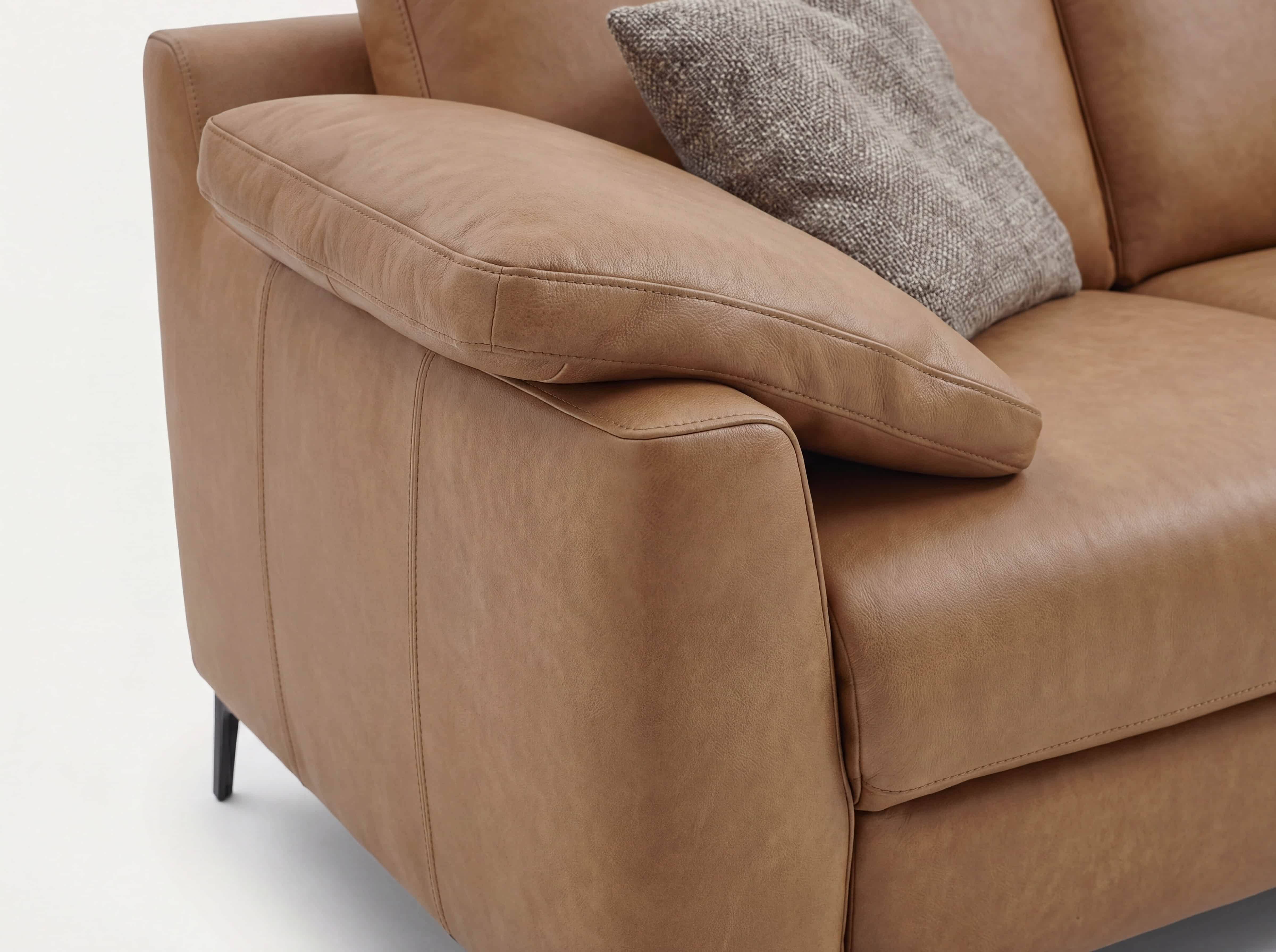 Ecksofa Kabs mit braunem Lederbezug, breiter Armlehne und schwarzem Metallfuß, Zierkissen beige
