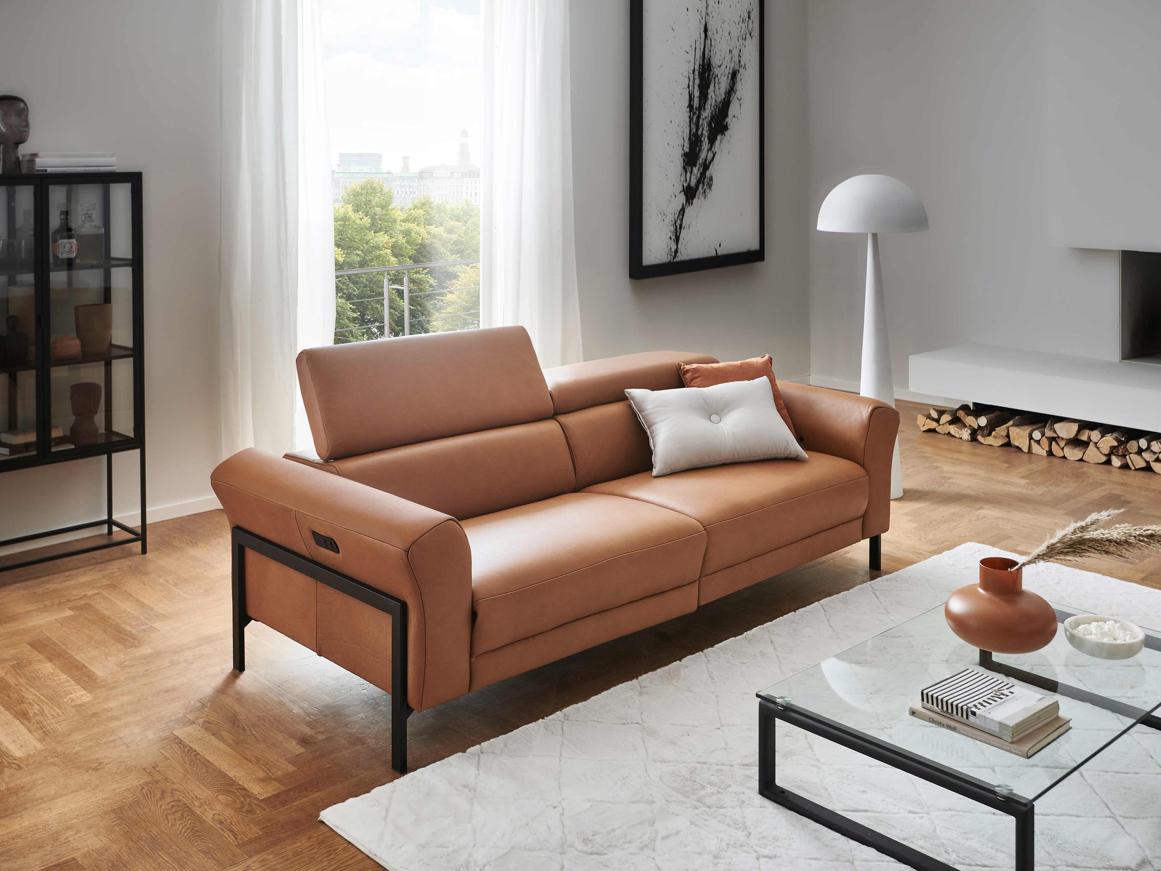 2-Sitzer Ledersofa Faro mit verstellbarem Kopfteil in cognacbraun und schwarzem Metallgestell