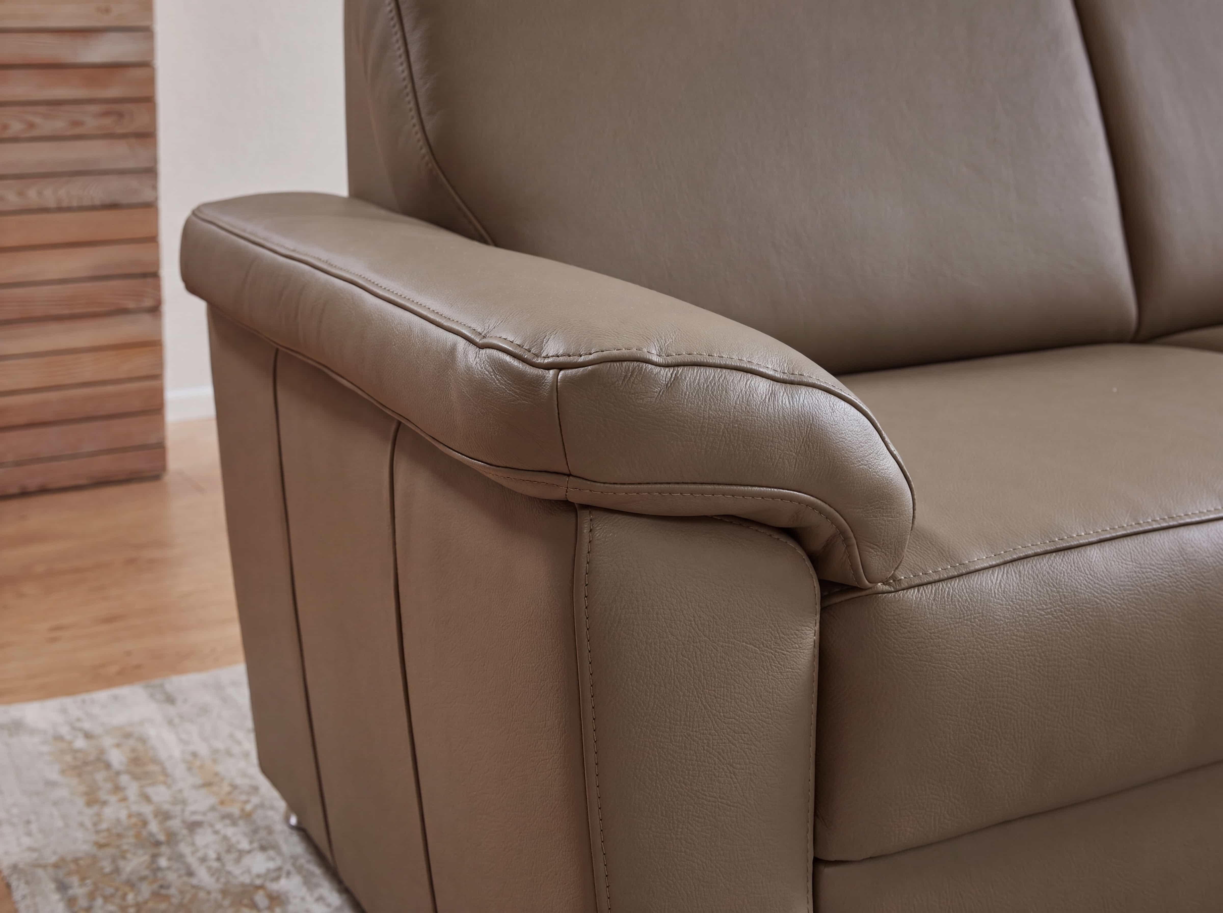 Ledersofa Kabs Polsterwelt mit breiter, gepolsterter Armlehne in beige und sichtbaren Nähten