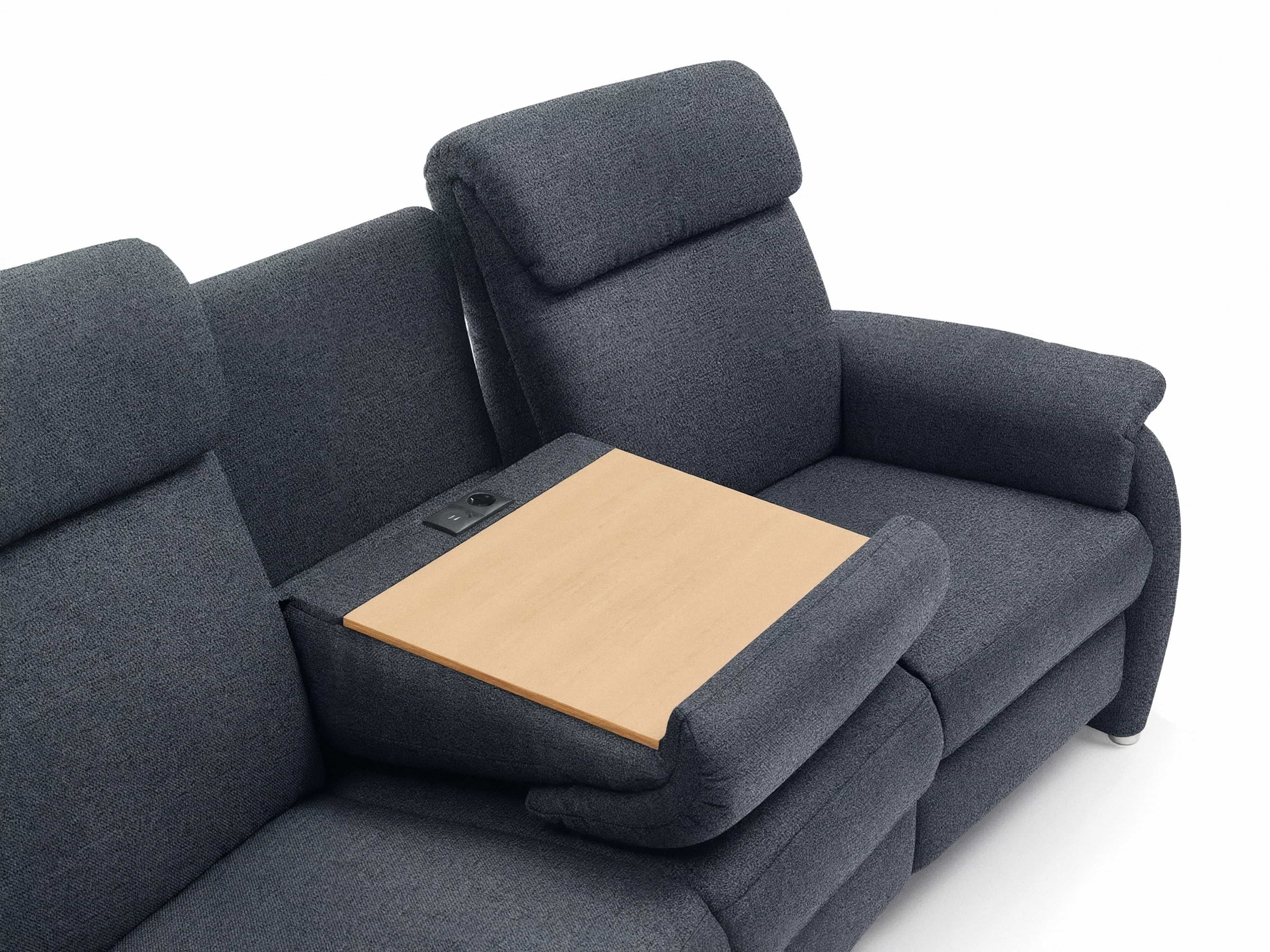 2-Sitzer Sofa Modell mit dunkelgrauem Stoffbezug, Armlehnen, Kopfstützen und Mittelkonsole mit Ablage.