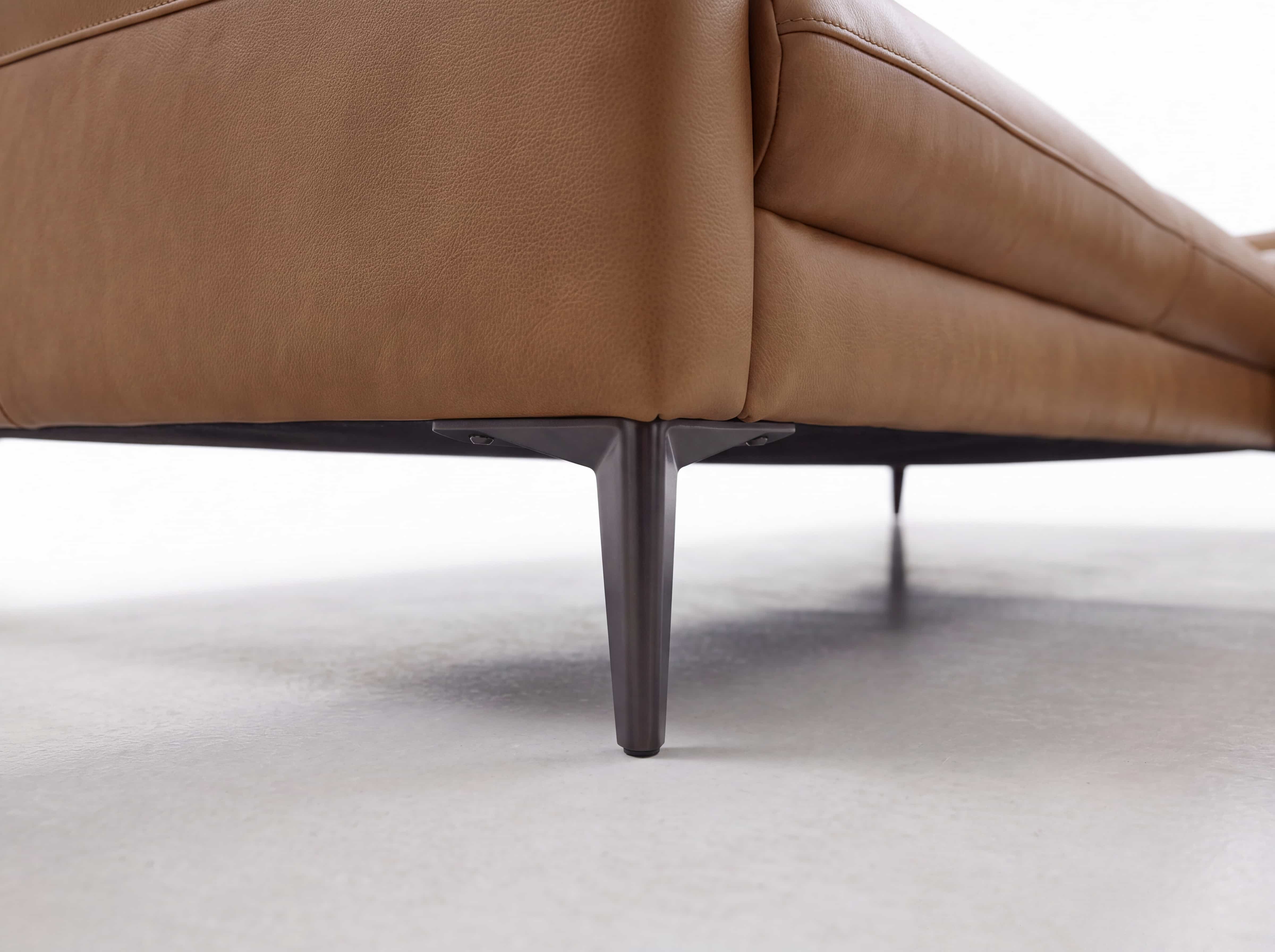 Ledersofa Prado mit cognacfarbenem Bezug und mattschwarzen Metallfüßen, Detailansicht der Eckpartie