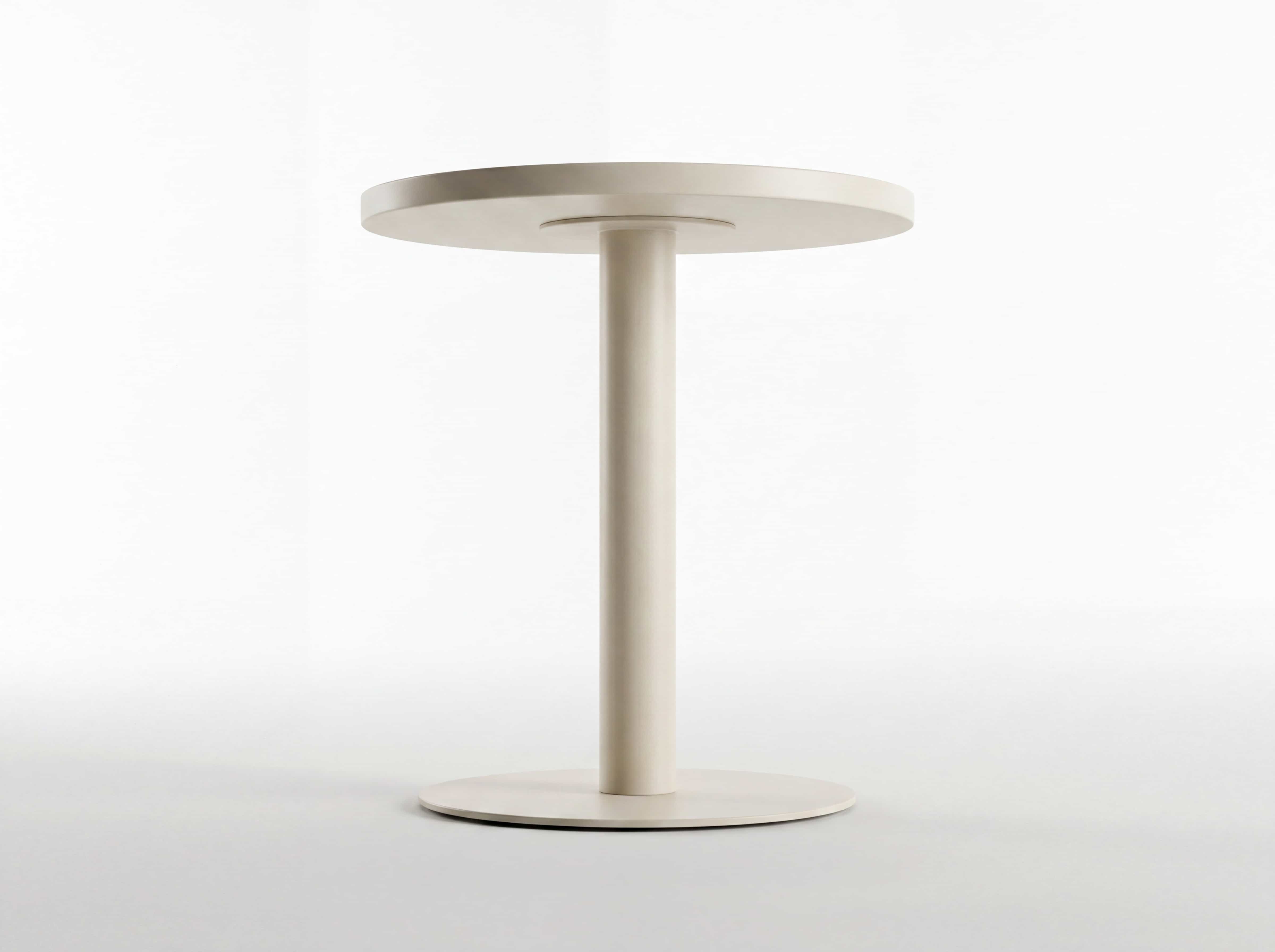 Runder Beistelltisch in Beige mit Metallgestell, zentralem Standfuß und flacher Bodenplatte