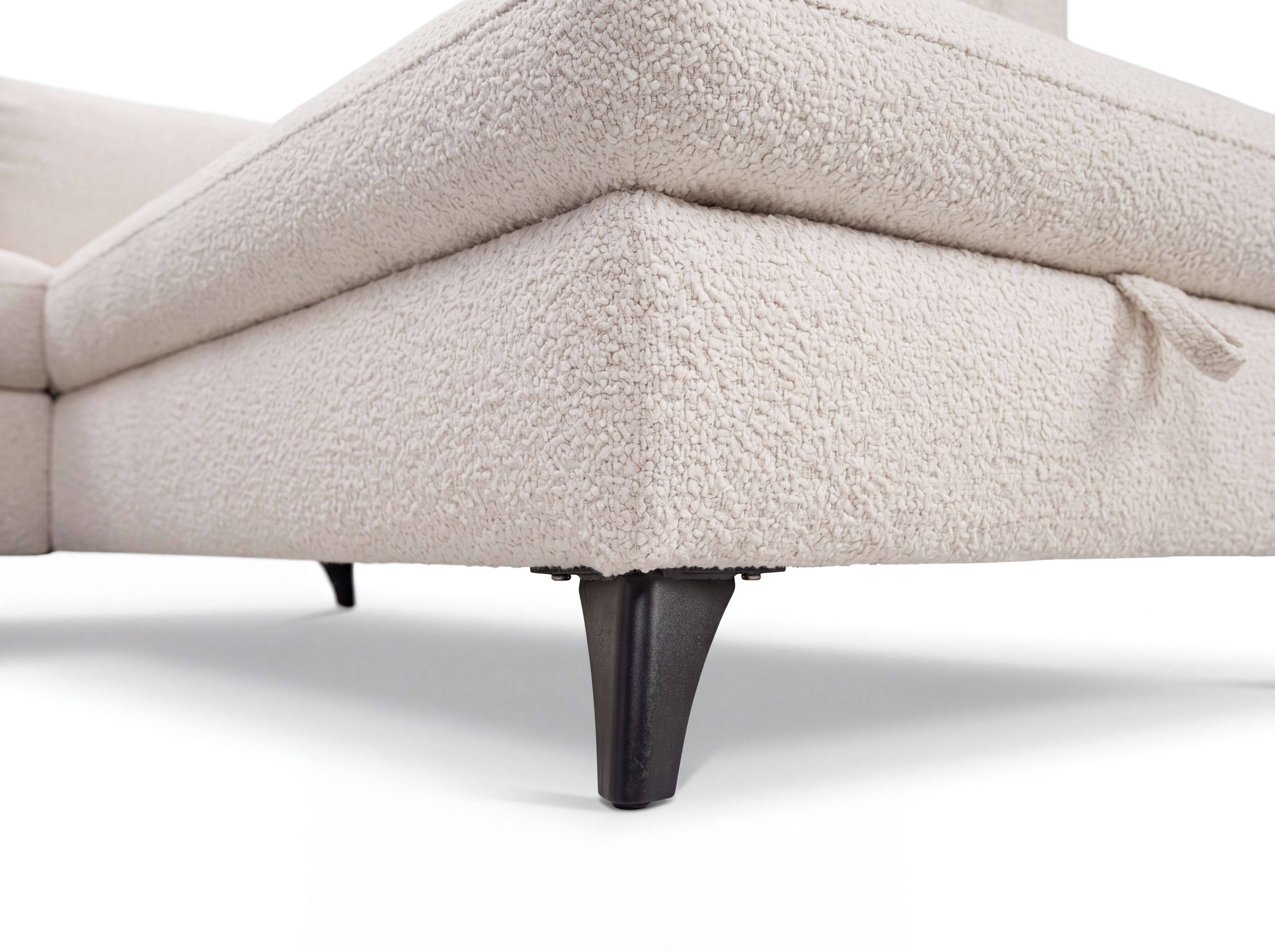 Ecksofa Kabs Polsterwelt mit beigefarbenem Bouclé-Stoff und schwarzen, spitz zulaufenden Füßen