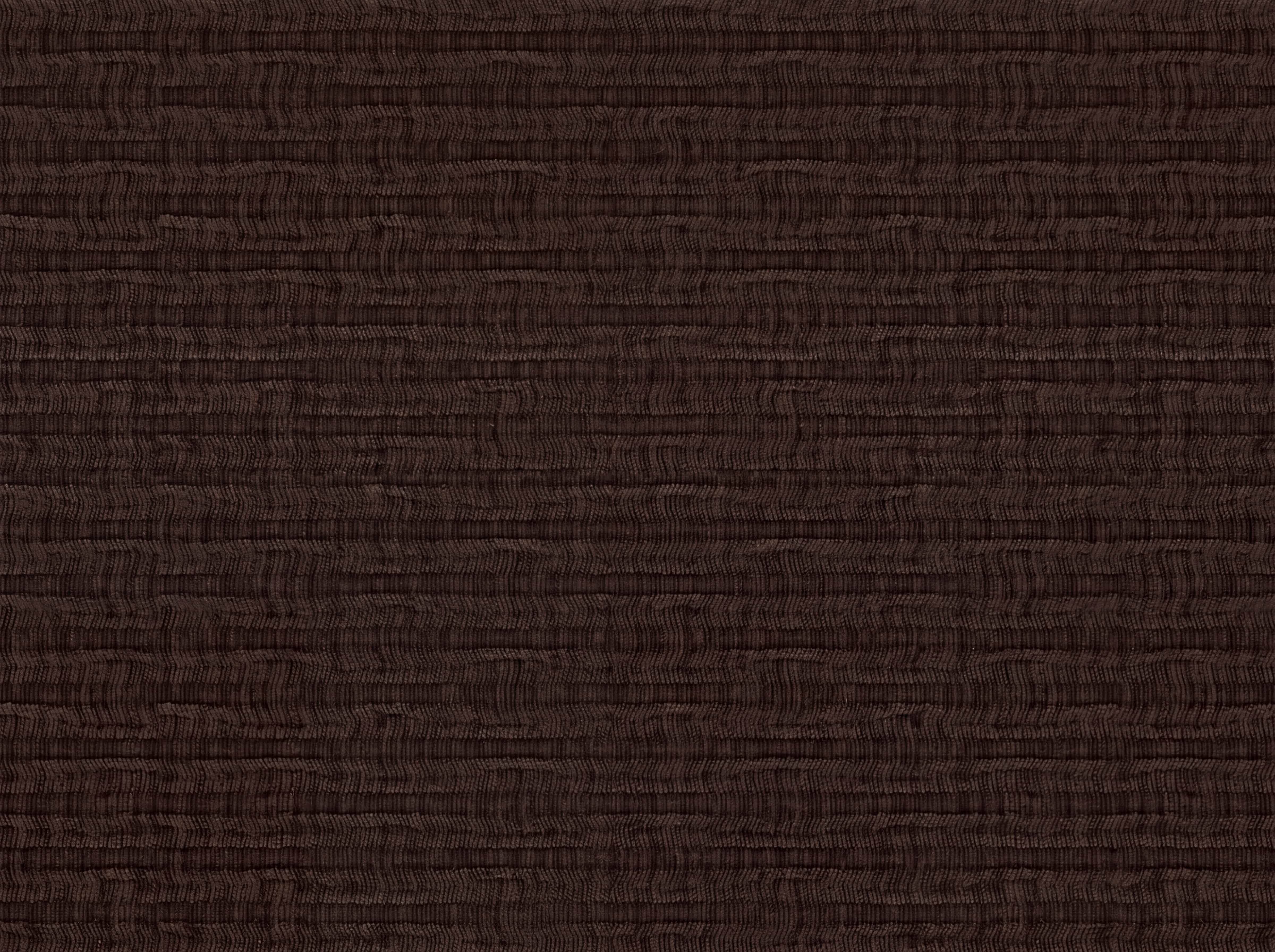 Dunkelbrauner Stoffbezug mit feiner, horizontal verlaufender Struktur und subtilem Muster