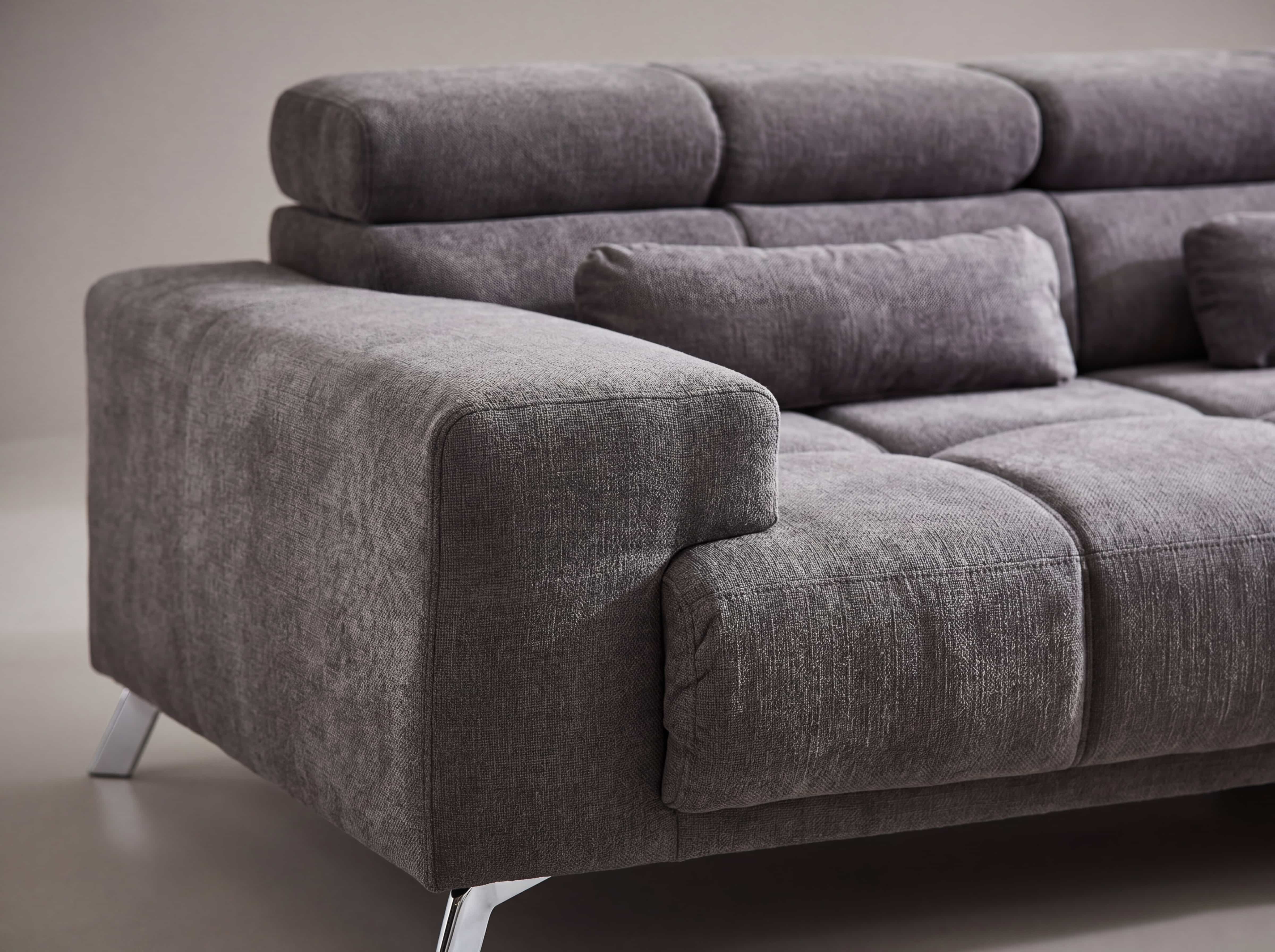 Ecksofa Kabs mit grauem Stoffbezug, breiter Armlehne, verstellbarer Kopfstütze und Metallfüßen