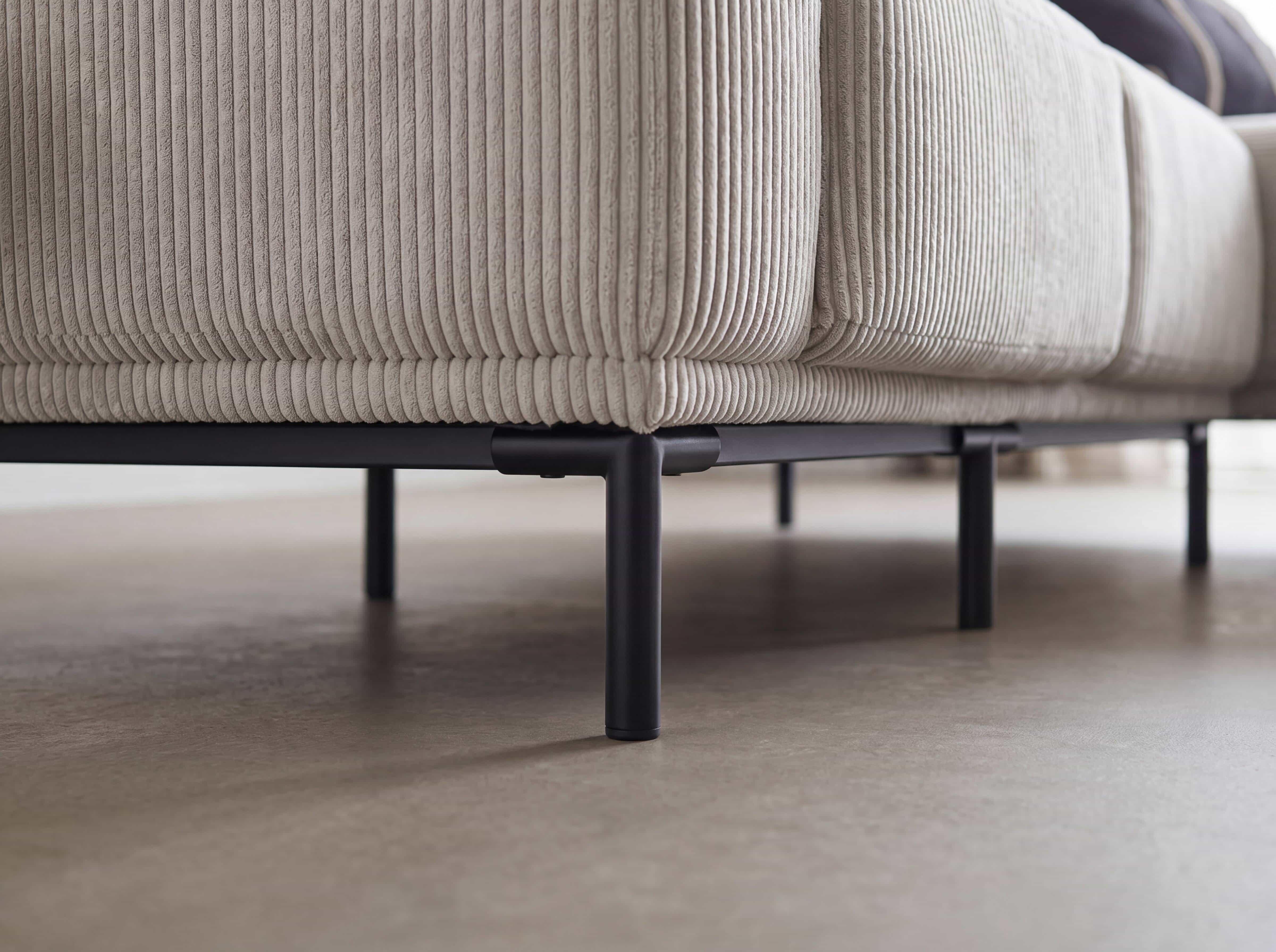 Ecksofa Malcuken – Detailansicht des beigen Cordbezugs mit schwarzem Metallgestell und runden Füßen