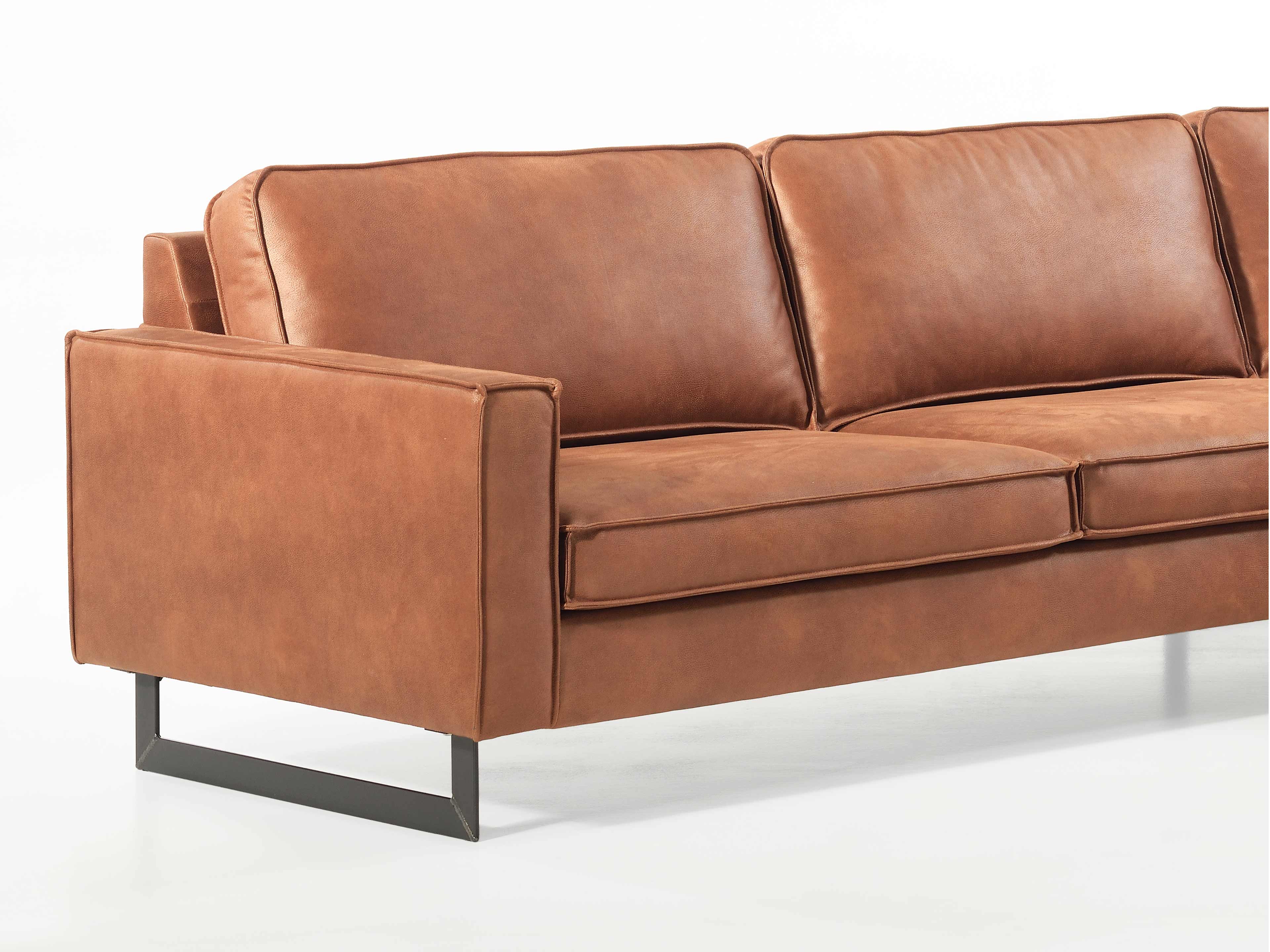 3-Sitzer Sofa Kabs mit braunem Lederbezug, breiten Armlehnen und schwarzem Metallgestell