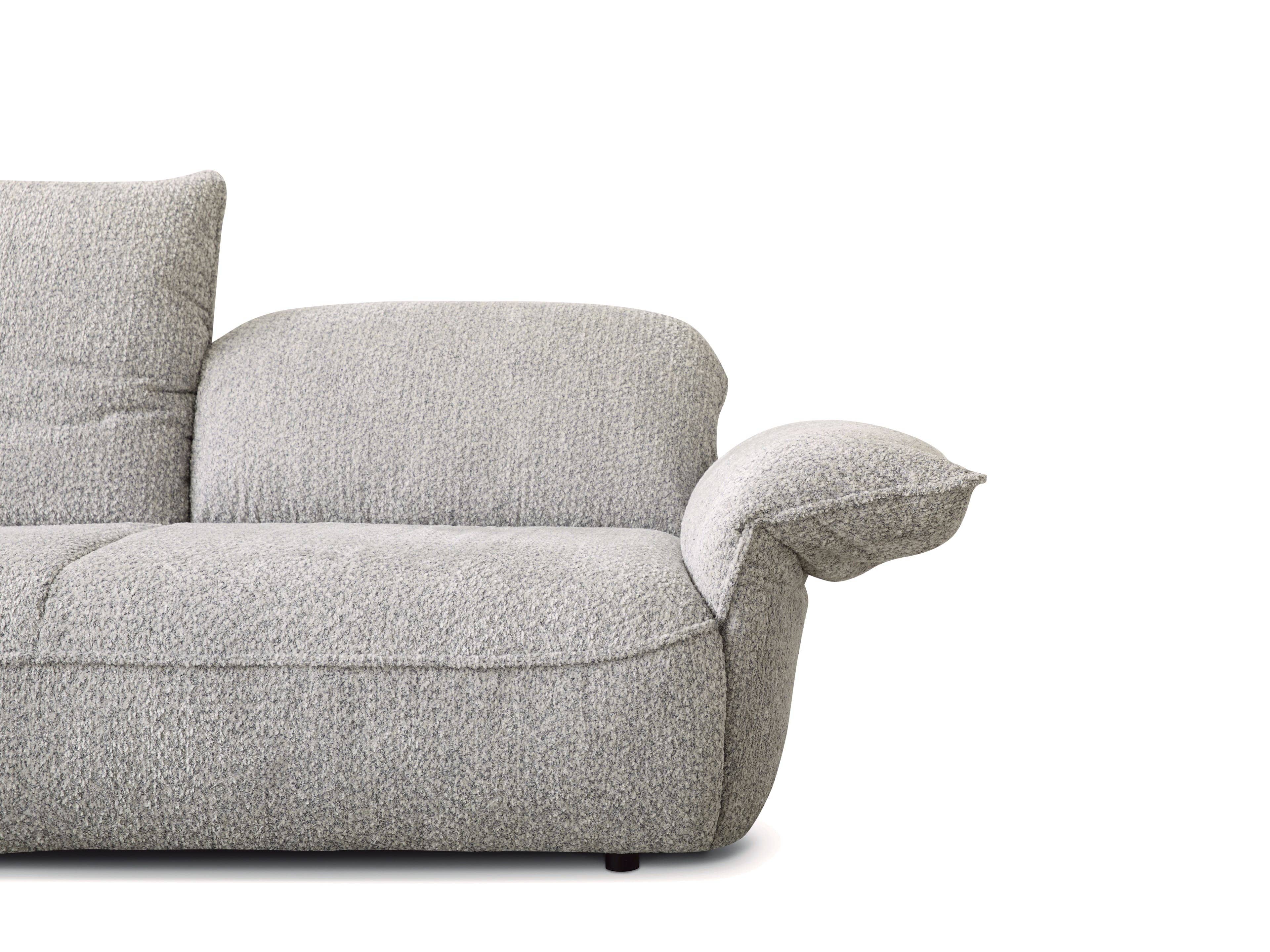 2-Sitzer Sofa Morino mit Stoffbezug in Hellgrau, gepolstert, breite Armlehne, rechteckige Form