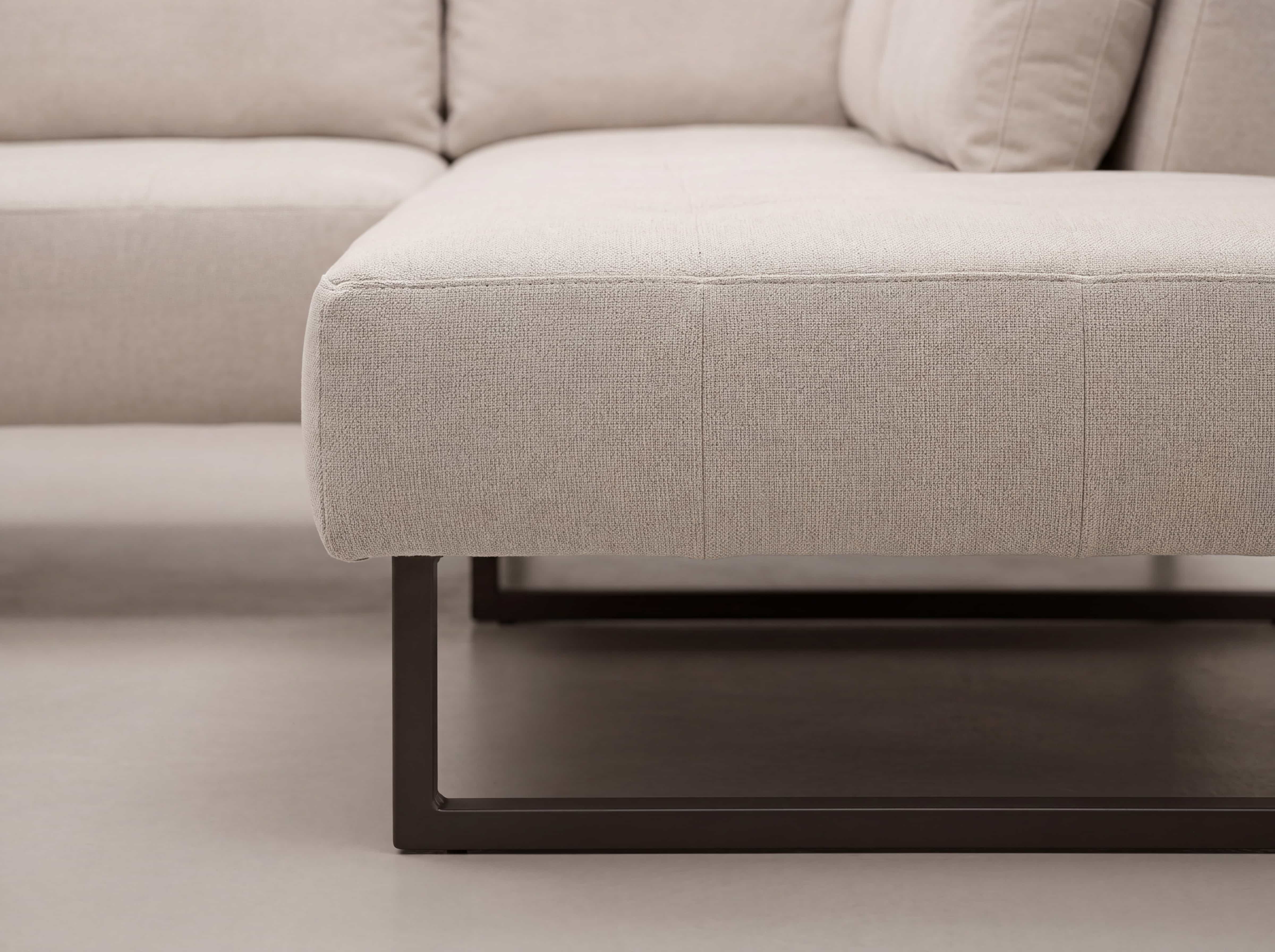 Ecksofa Modellname mit hellbeigem Stoffbezug und schwarzem Metallgestell, rechteckige Form
