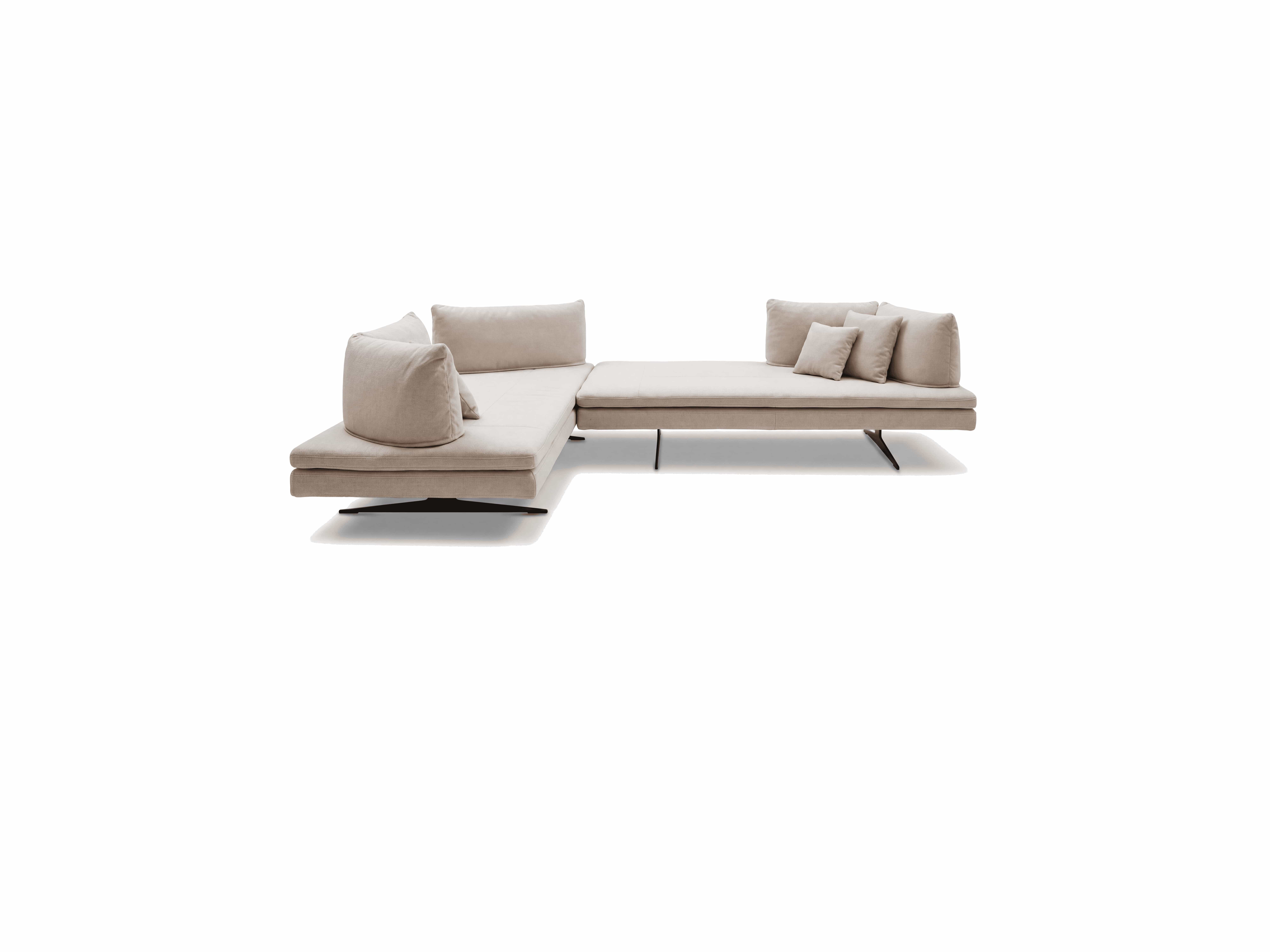 Ecksofa Levio mit beigem Stoffbezug, niedrigen Rückenlehnen, losen Kissen und Metallfüßen