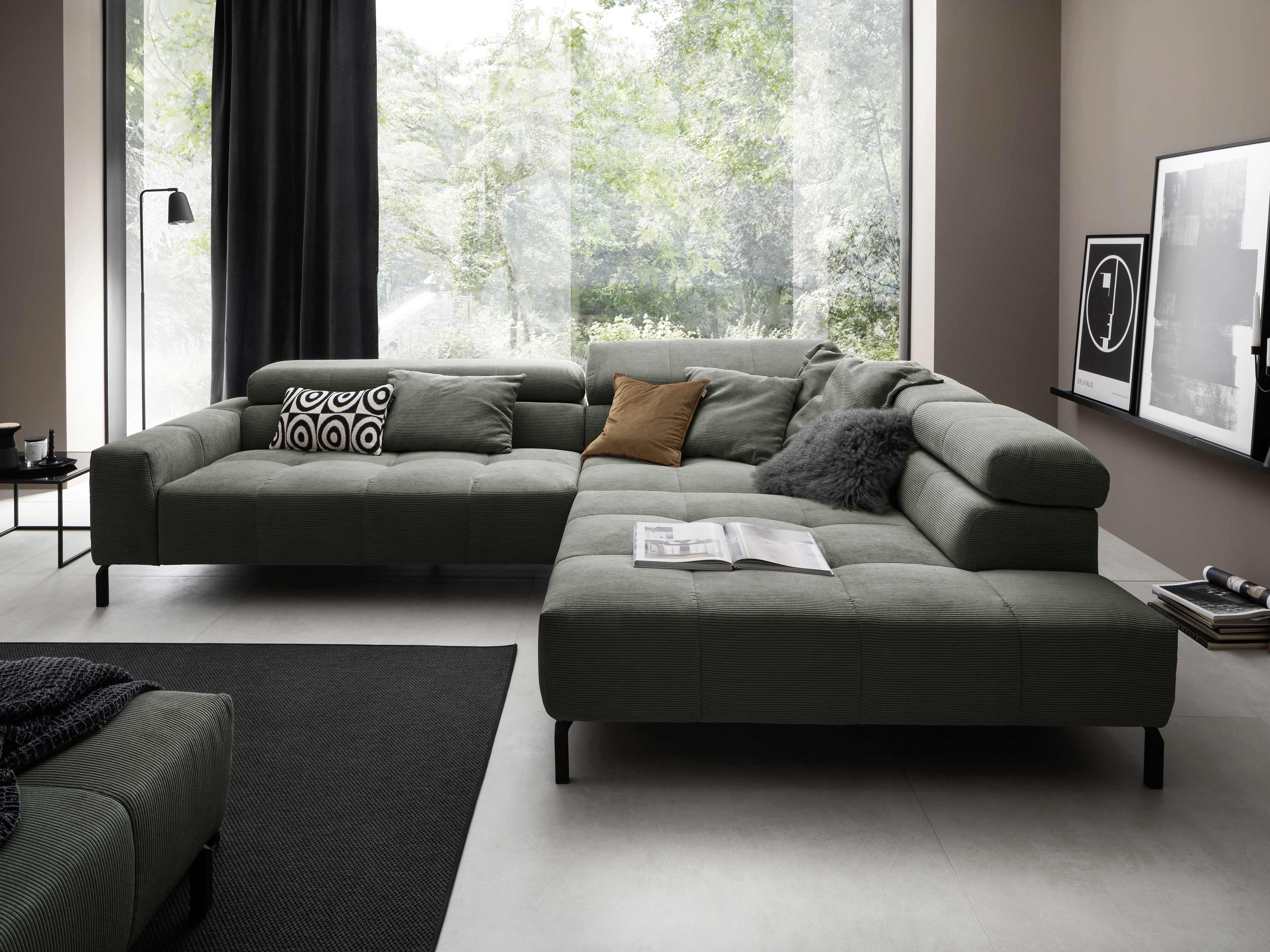 Ecksofa Cord Pamina in Olivgrün mit Armlehnen, breiter Sitzfläche und schwarzen Metallfüßen